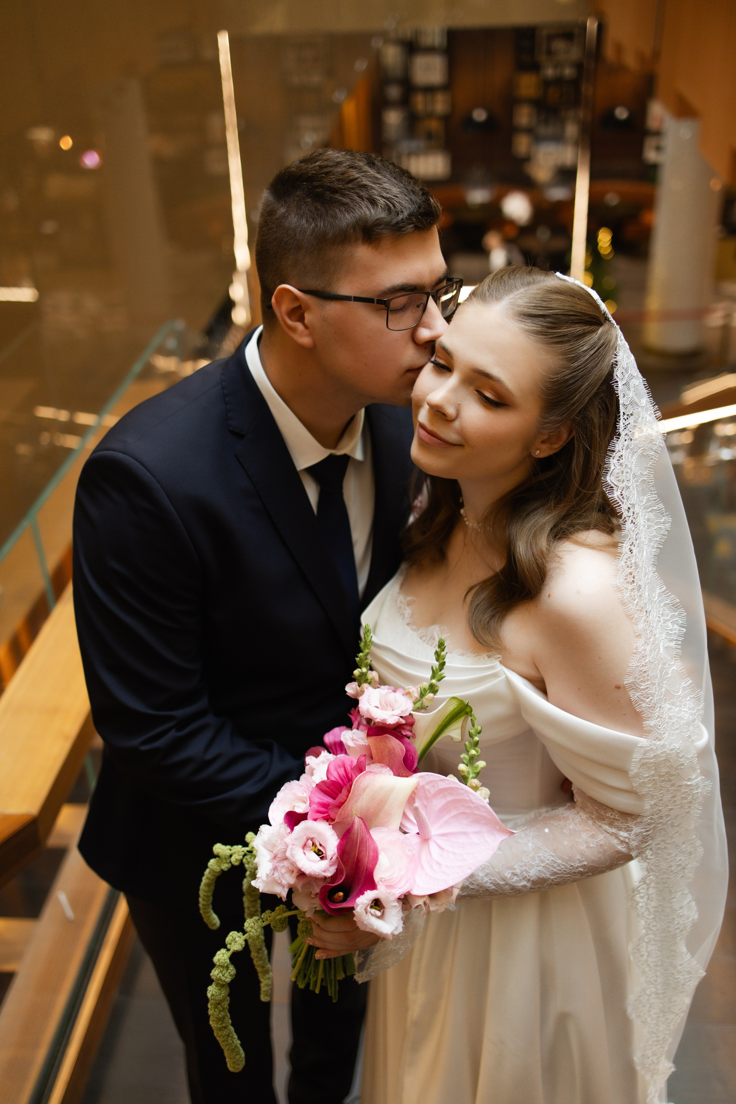 Савеловский ЗАГС, Radisson Blu Olympiyskiy, особняк Хлудова, камерная свадьба. Свадебный и семейный фотограф в Москве Света Снимает