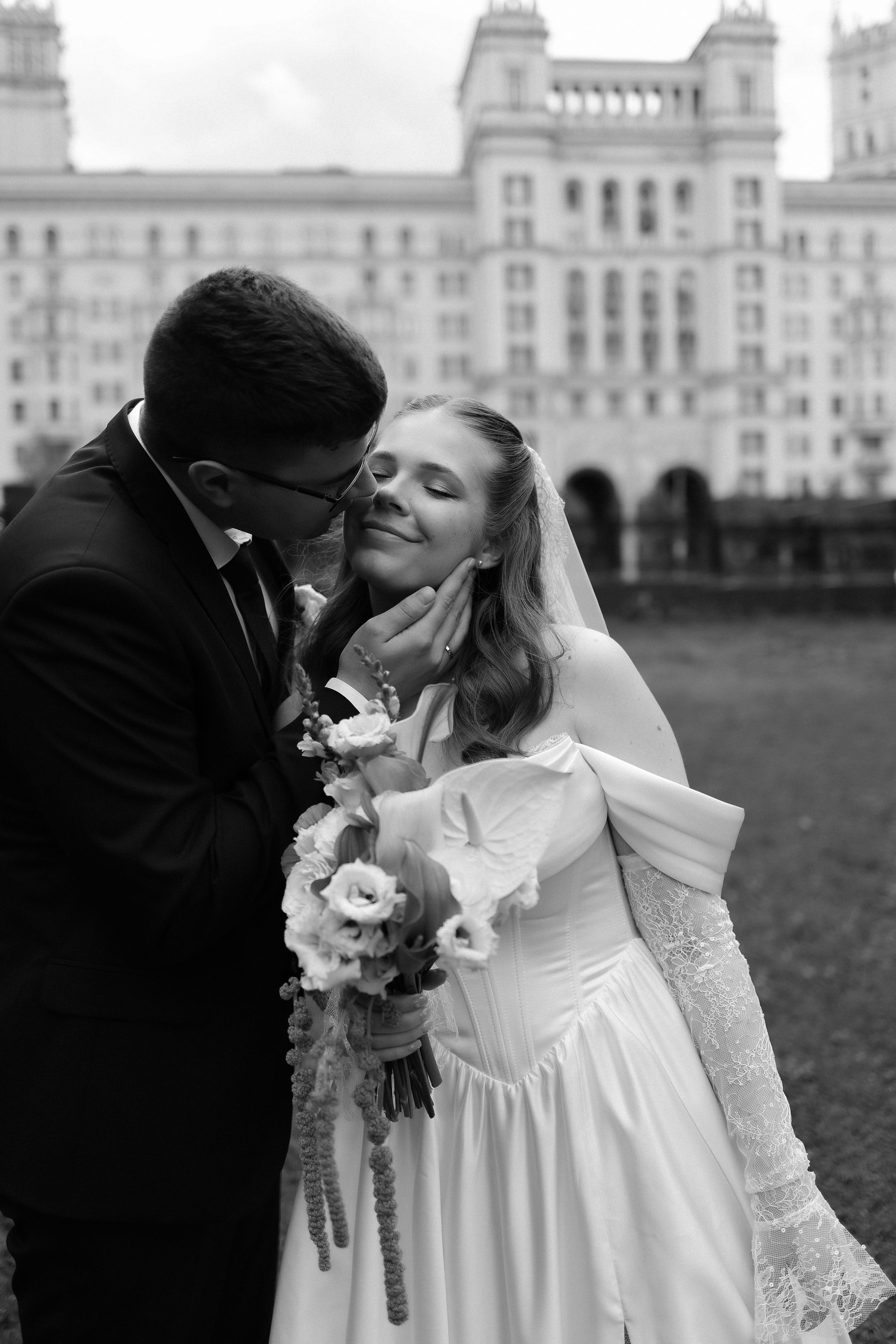Савеловский ЗАГС, Radisson Blu Olympiyskiy, особняк Хлудова, камерная свадьба. Свадебный и семейный фотограф в Москве Света Снимает