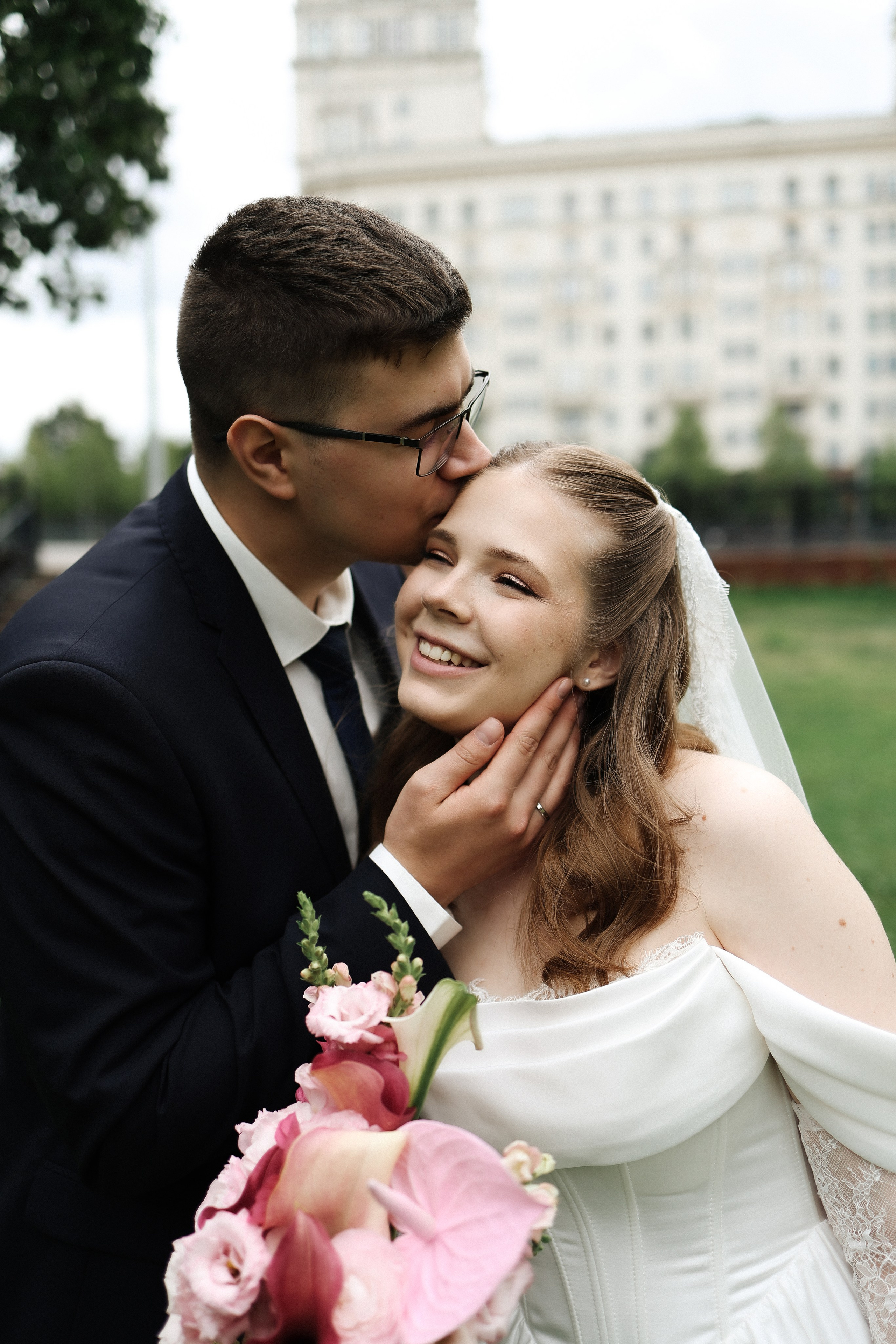 Савеловский ЗАГС, Radisson Blu Olympiyskiy, особняк Хлудова, камерная свадьба. Свадебный и семейный фотограф в Москве Света Снимает