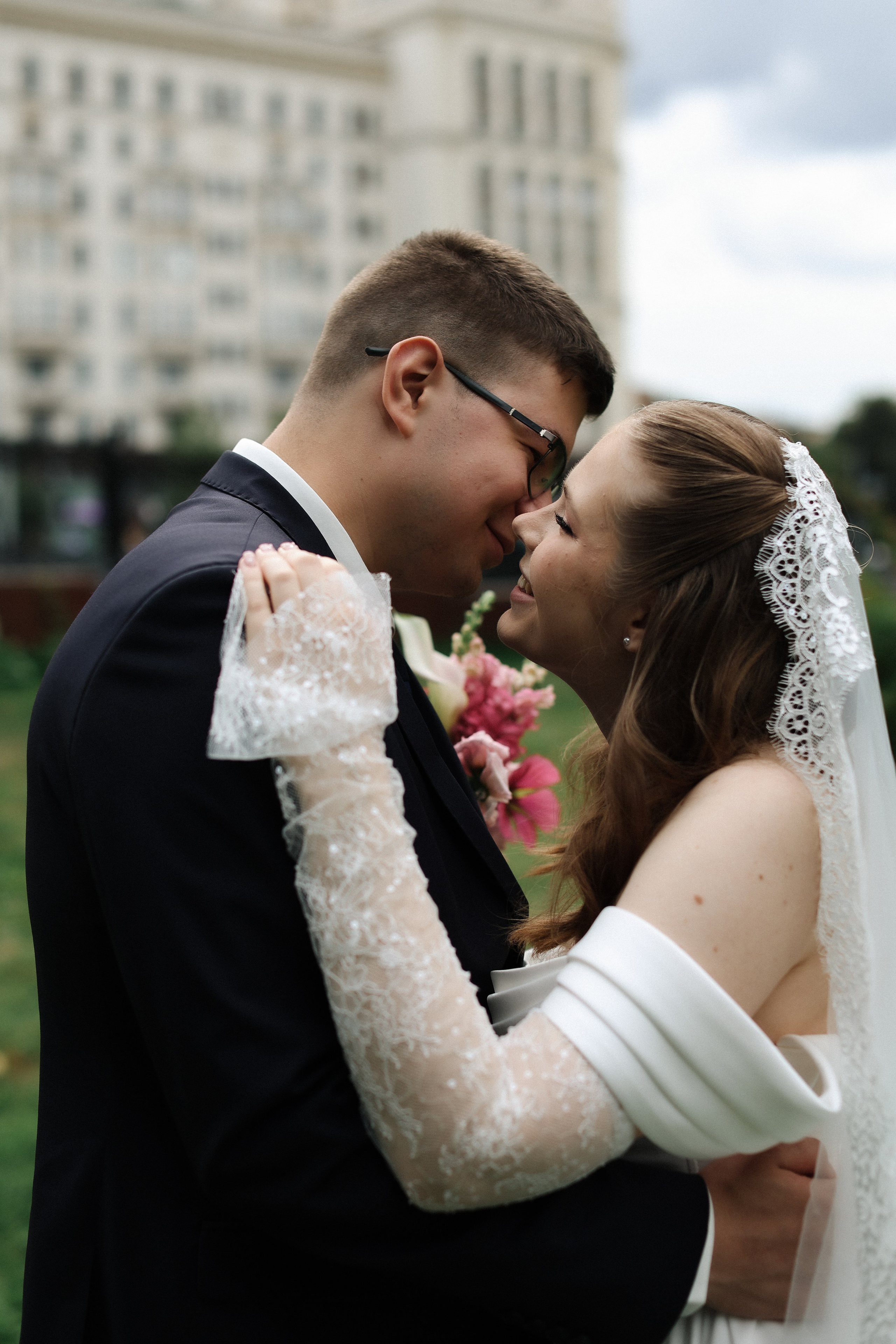 Савеловский ЗАГС, Radisson Blu Olympiyskiy, особняк Хлудова, камерная свадьба. Свадебный и семейный фотограф в Москве Света Снимает