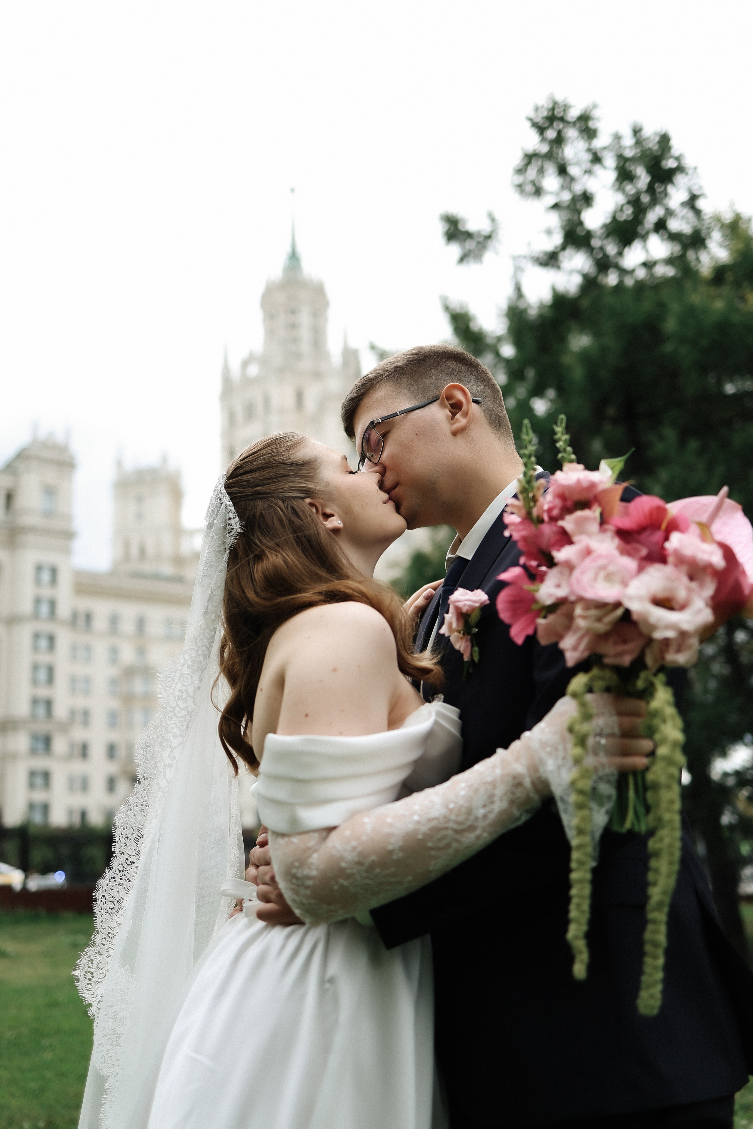 Савеловский ЗАГС, Radisson Blu Olympiyskiy, особняк Хлудова, камерная свадьба. Свадебный и семейный фотограф в Москве Света Снимает