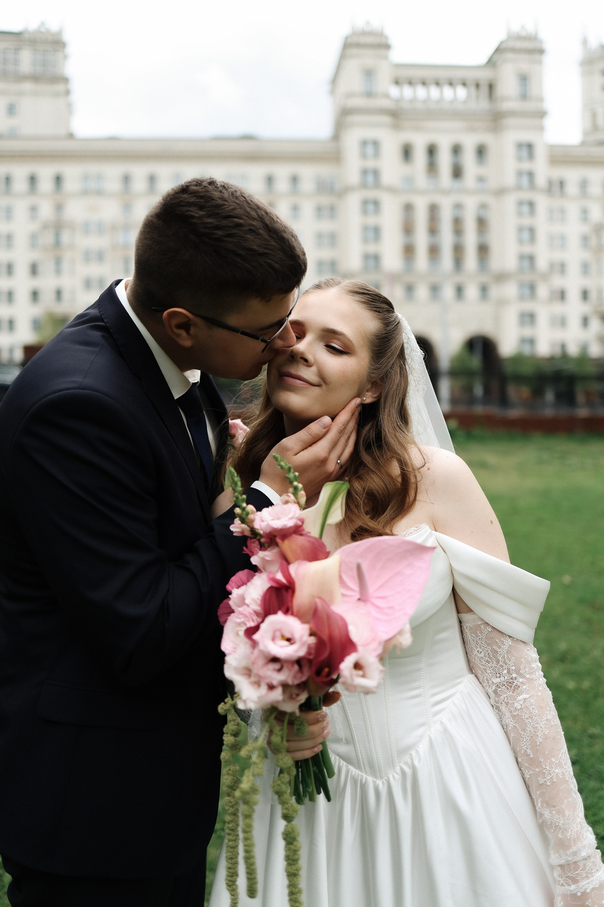 Савеловский ЗАГС, Radisson Blu Olympiyskiy, особняк Хлудова, камерная свадьба. Свадебный и семейный фотограф в Москве Света Снимает