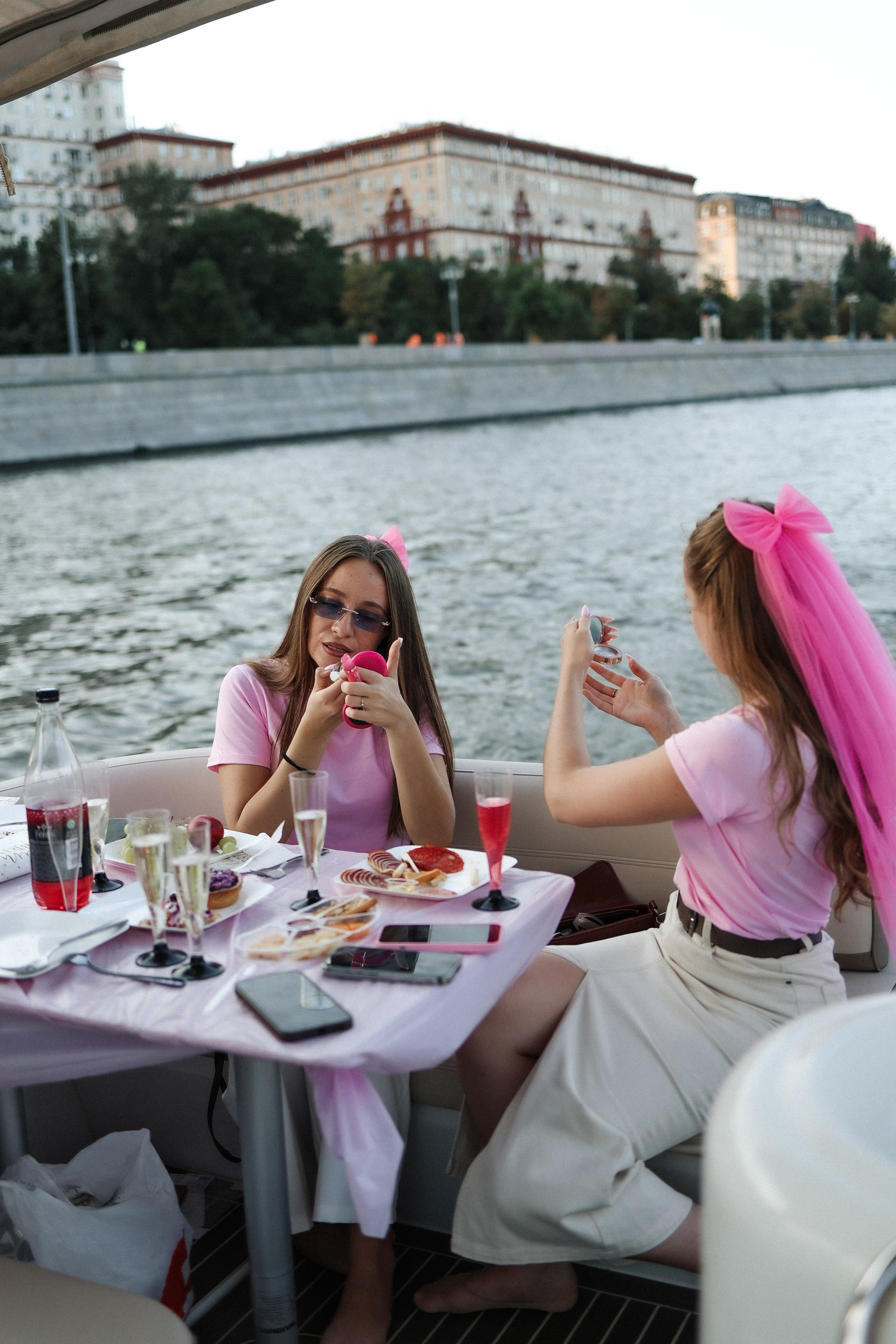 Девичник на катере. Свадебный и семейный фотограф в Москве Света Снимает