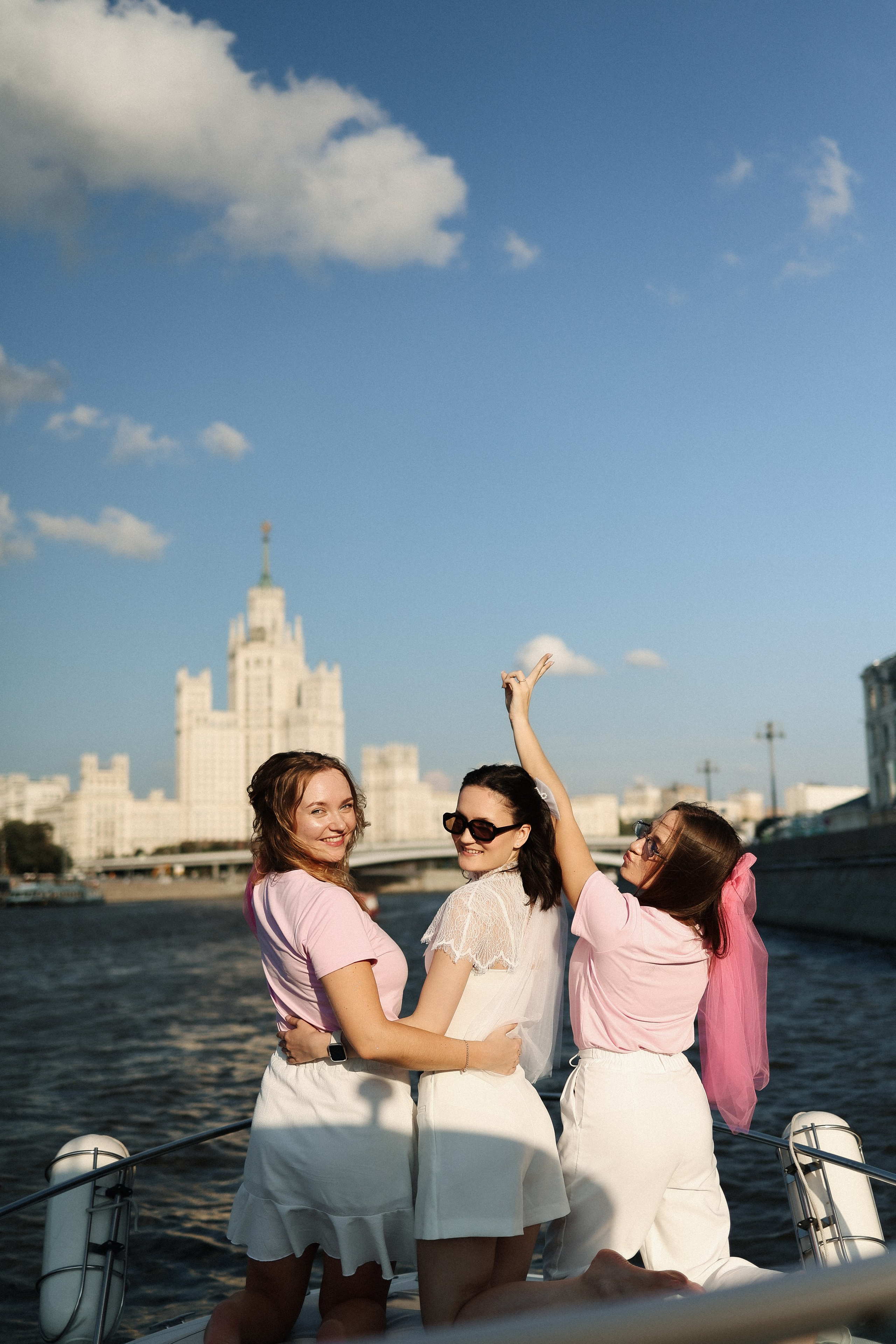 Девичник на катере. Свадебный и семейный фотограф в Москве Света Снимает