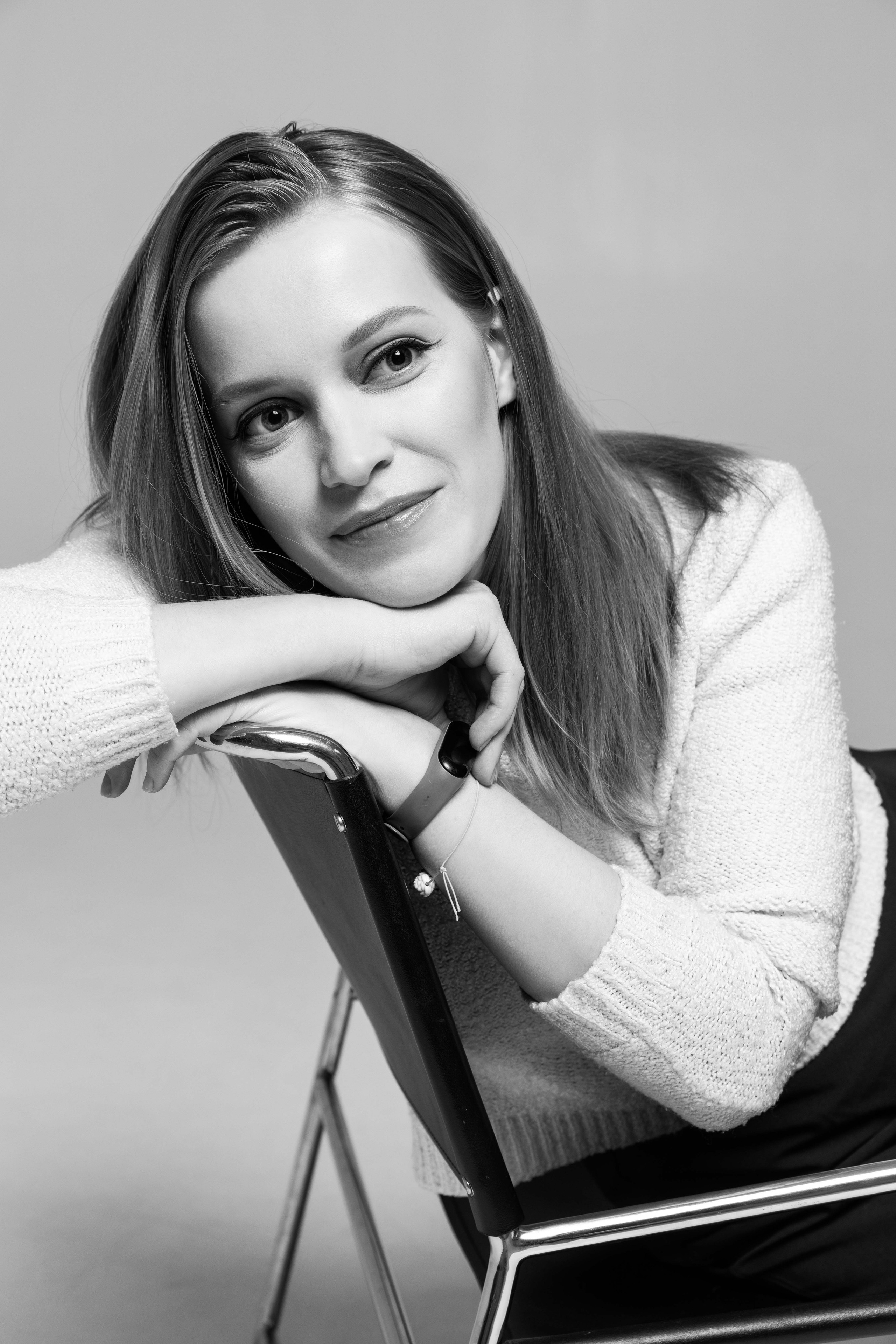 Portfolio. Volume II: «Портреты. Лица Ленинград Центра без масок». Ира Сафронова — фотограф и нейровизуализатор | бизнес-съёмки, портреты, нейровизуалы для брендов, Санкт-Петербург и Москва