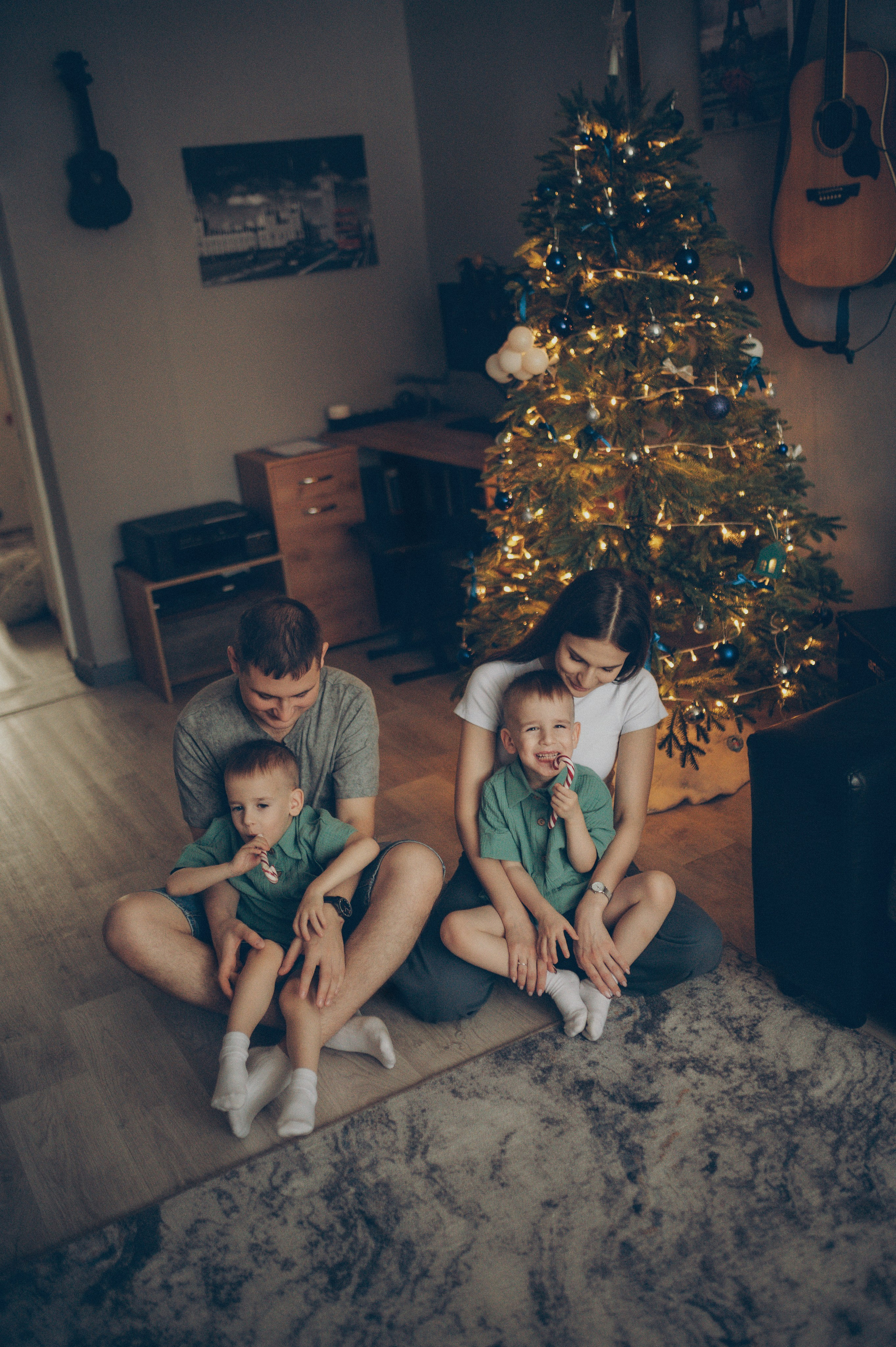 Миша и Тимофей (новогодняя домашняя). Фотограф, г. Лесной Свердловской области