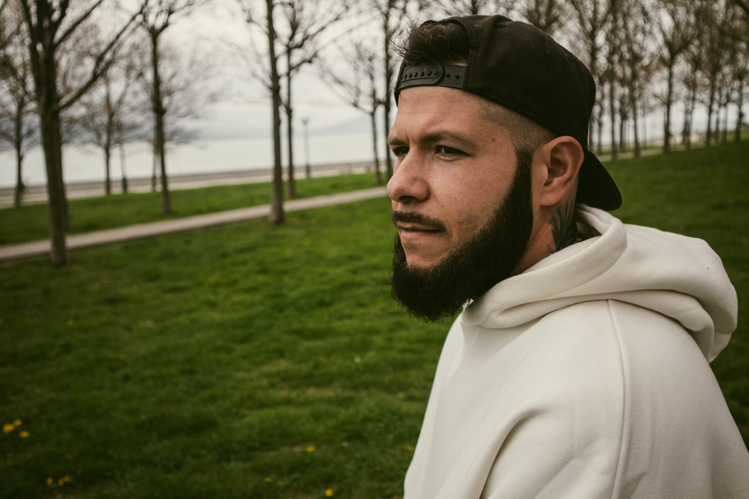 О. Уличный фотограф Города N