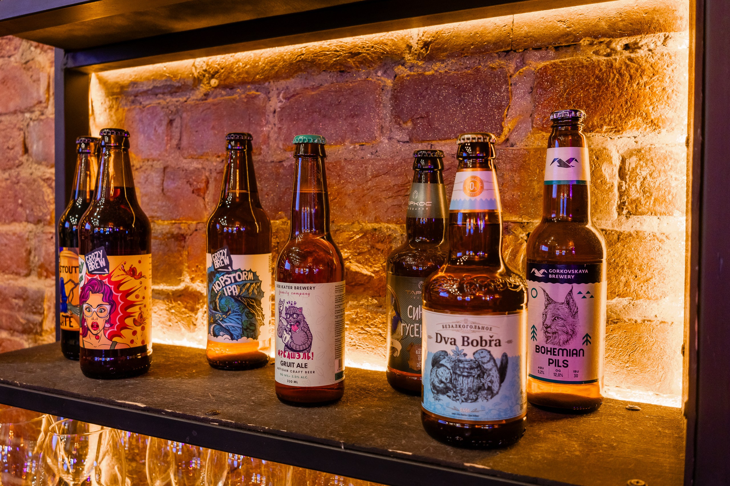 Красивый интерьер бара Bar BQ Night. Бутылки на полке