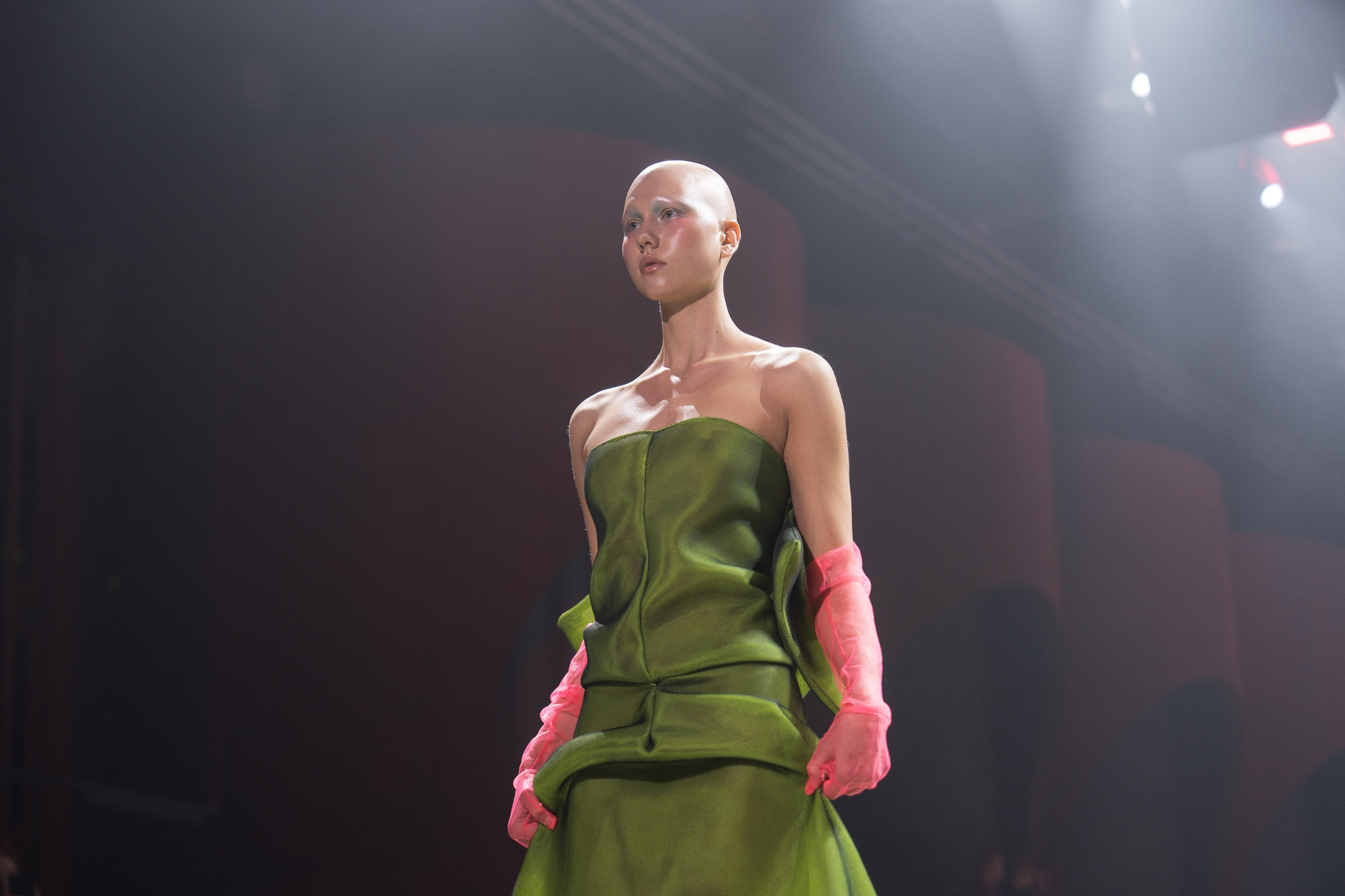 Показ Школы дизайна НИУ ВШЭ. Фотограф Николай Прокофьев модельные тесты в Москве