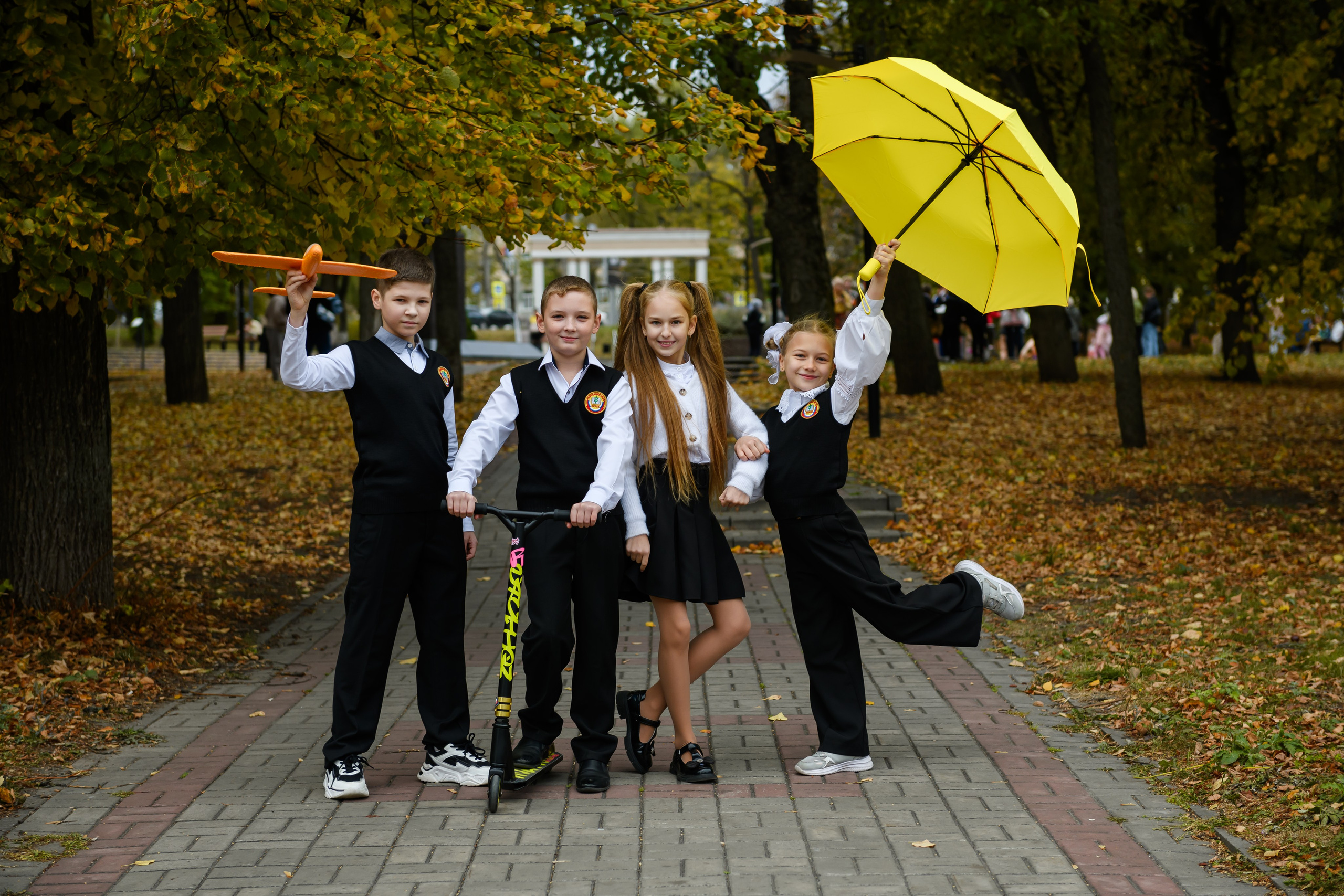 Четвероклассники позируют для школьного альбома. Выпускные альбомы в Курске