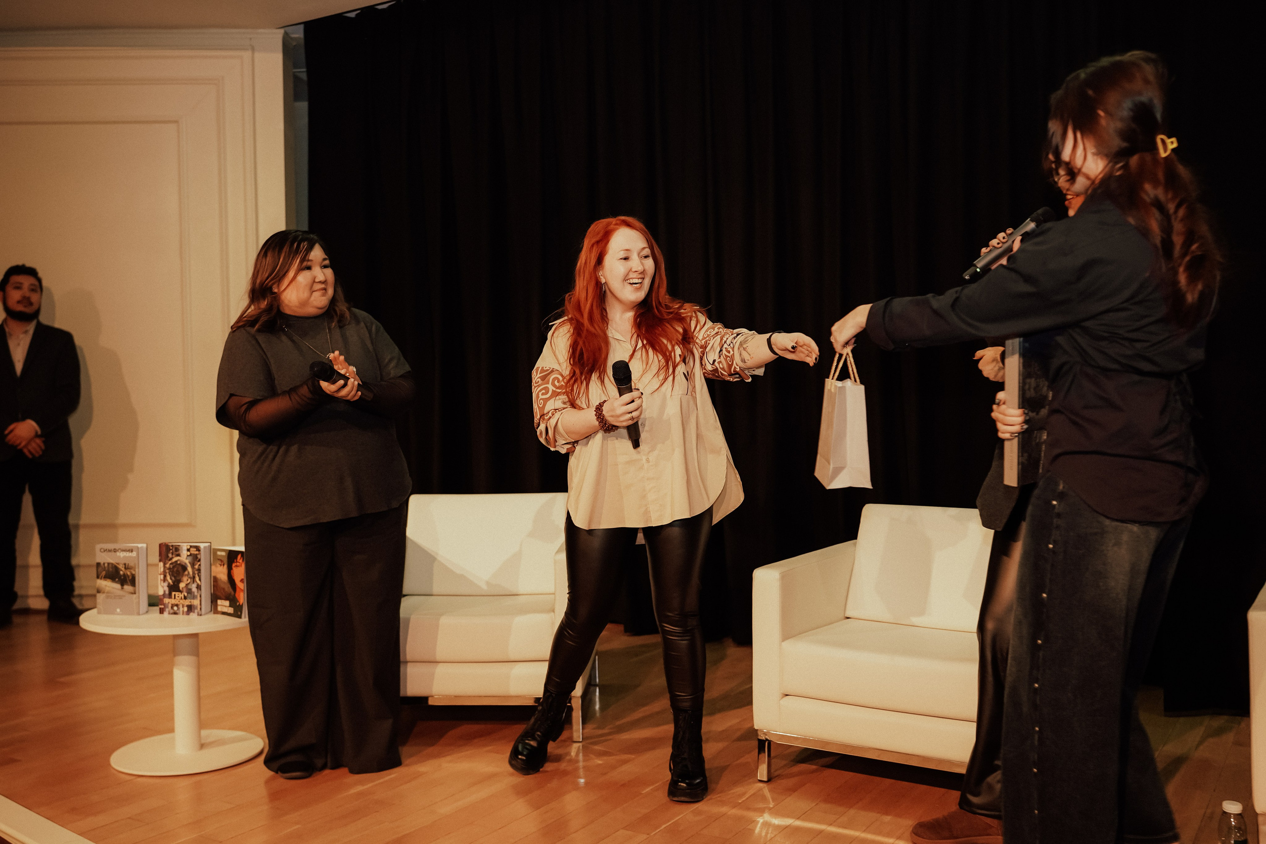 Казахстанские страницы (презентация книг). Крис Богомазова