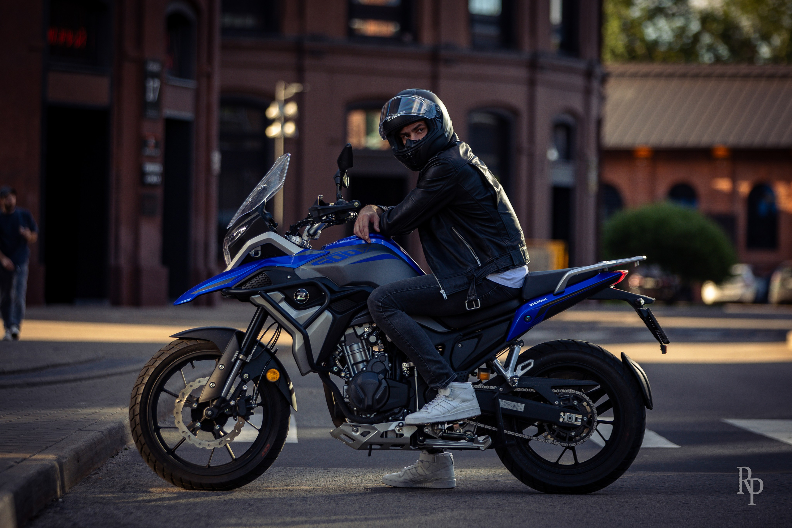 «Angel and demon». Rusty Photographer