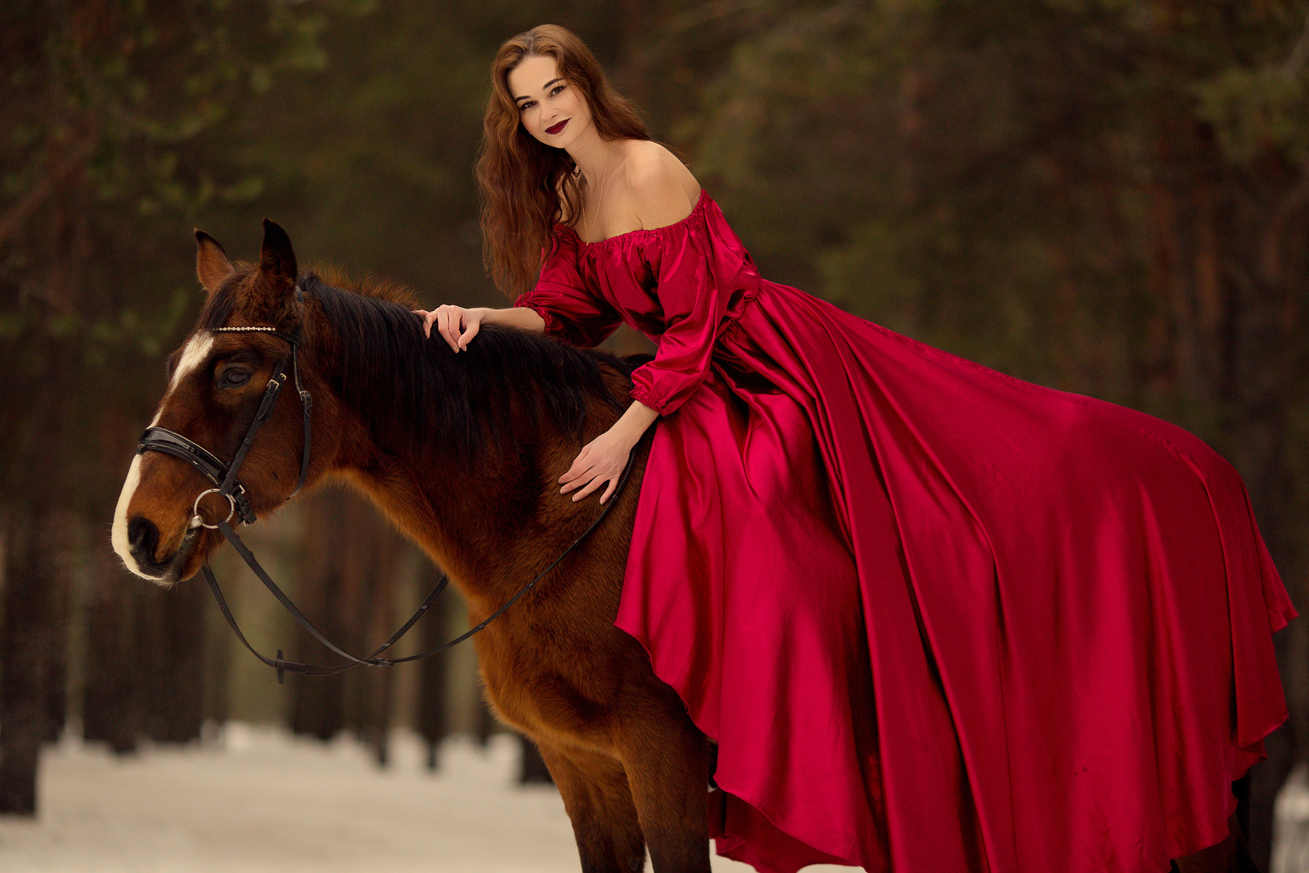 Фотосессия с лошадью в красном платье