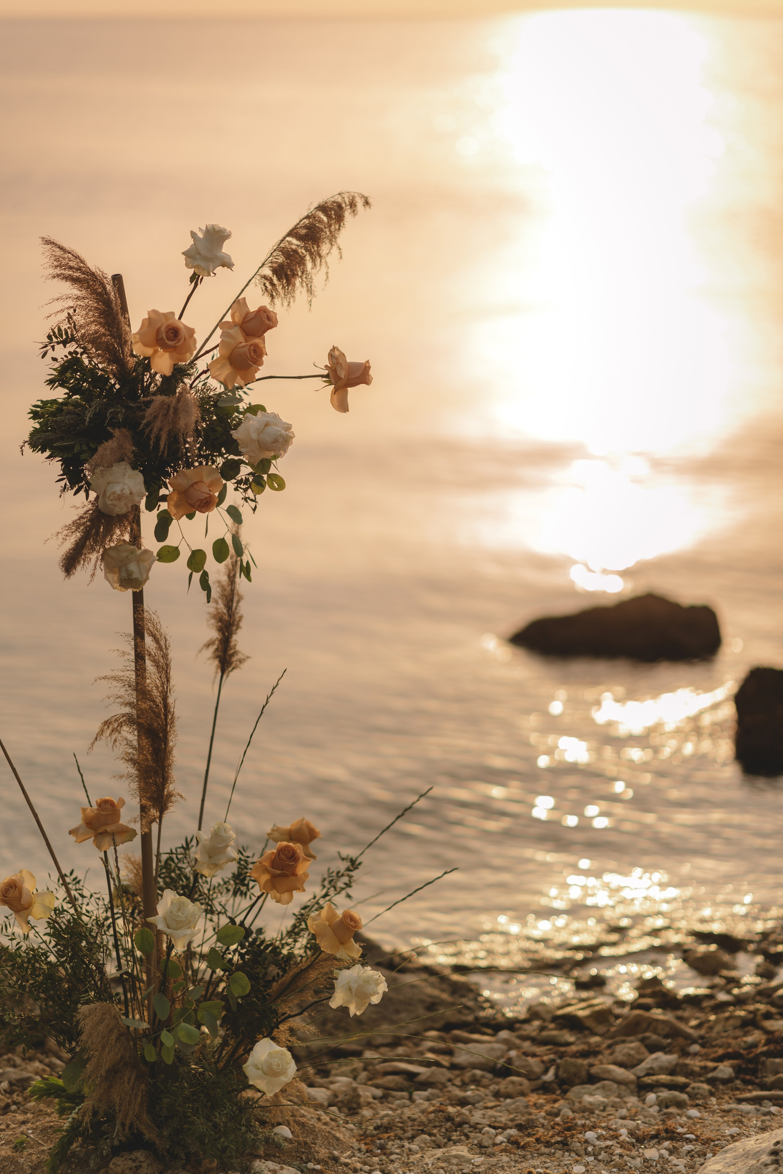 Свадебная фотосессия в Щелкино ,Бухта Космонавтов. Выездная церемония на берегу моря Крым. Свадебный и семейный фотограф и видеограф, Крым, Москва, Санкт -Петербург