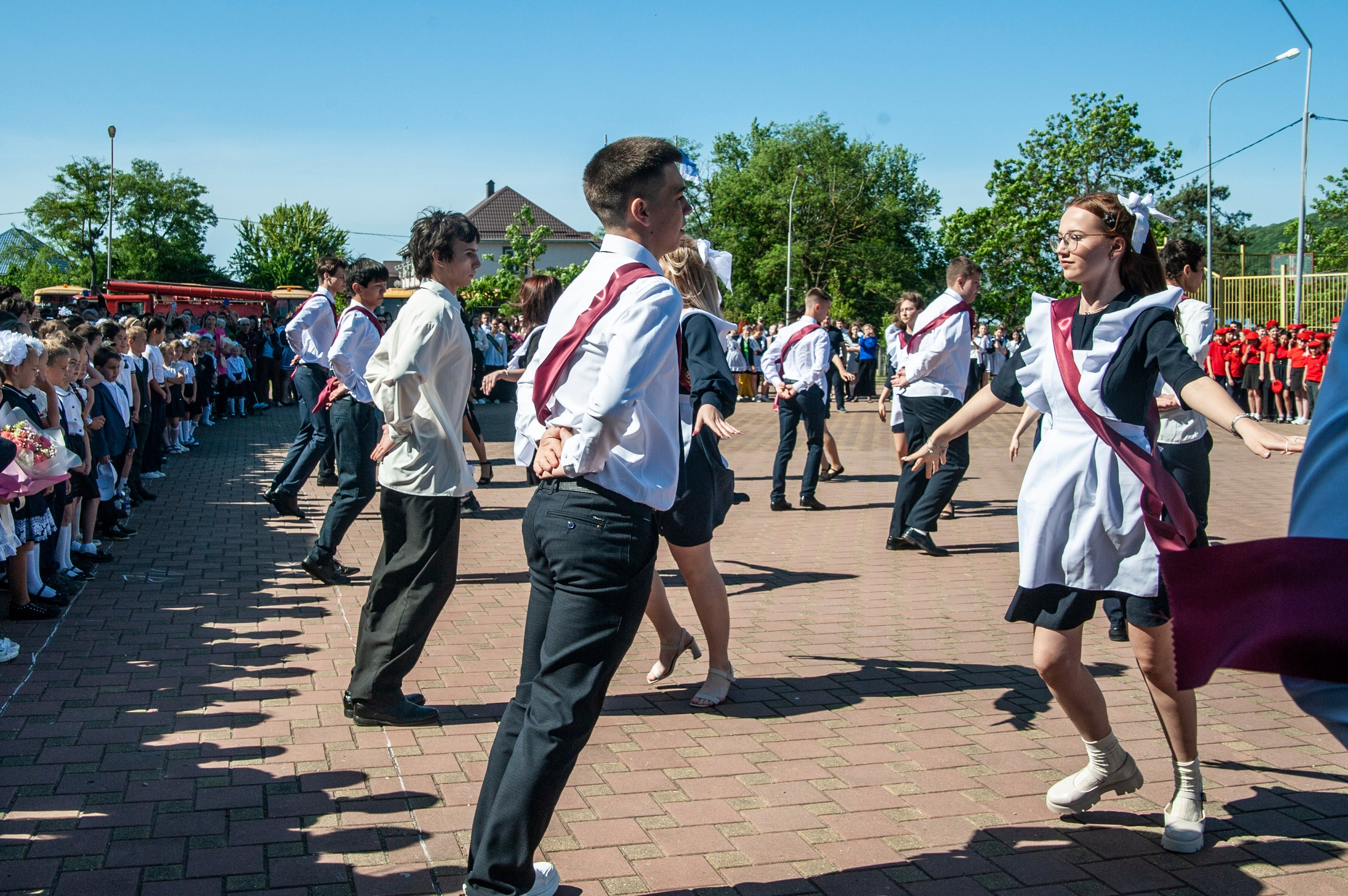 Последний Звонок МАОУ СОШ № 17 им. Эдуарда Есаяна — Архипо-Осиповка. Свадебный и семейный фотограф Денис Лукьянов в Краснодаре, Краснодарском крае и Республике Крым