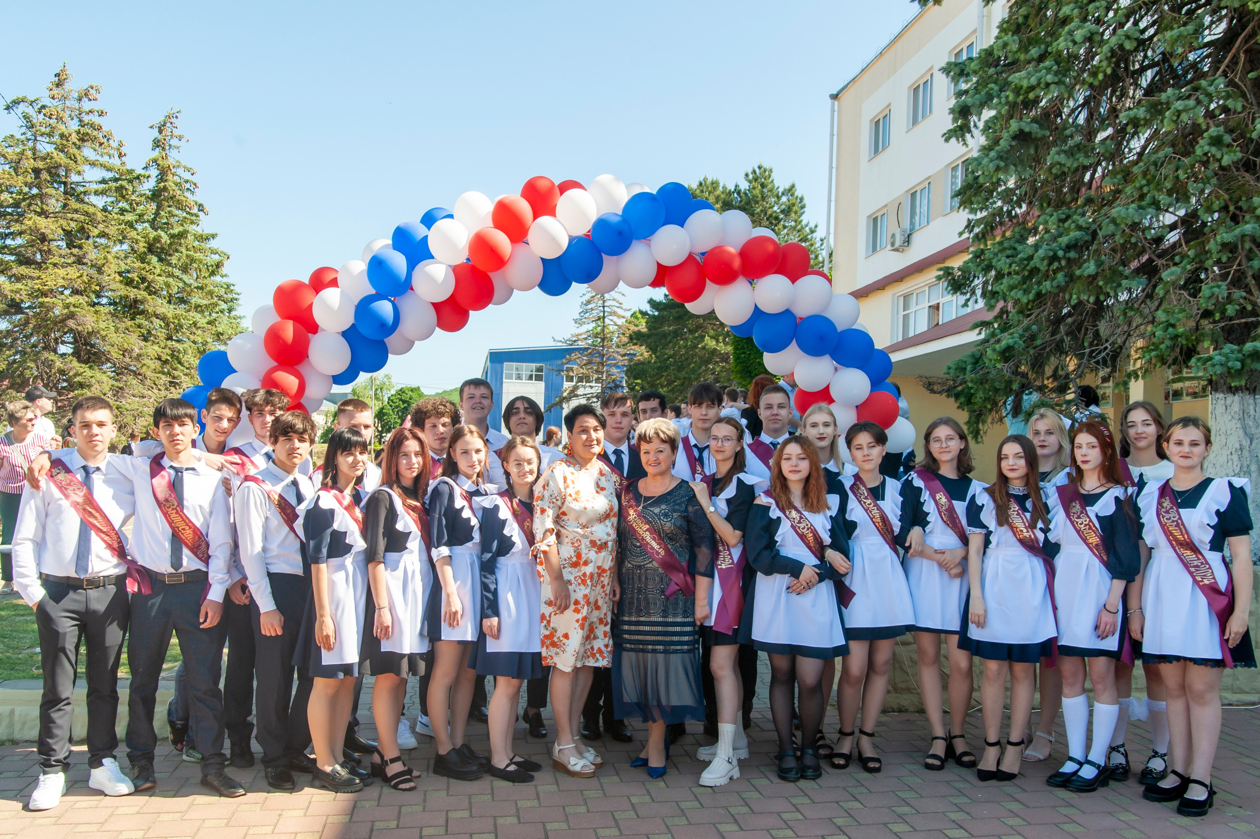 Последний Звонок МАОУ СОШ № 17 им. Эдуарда Есаяна — Архипо-Осиповка. Свадебный и семейный фотограф Денис Лукьянов в Краснодаре, Краснодарском крае и Республике Крым