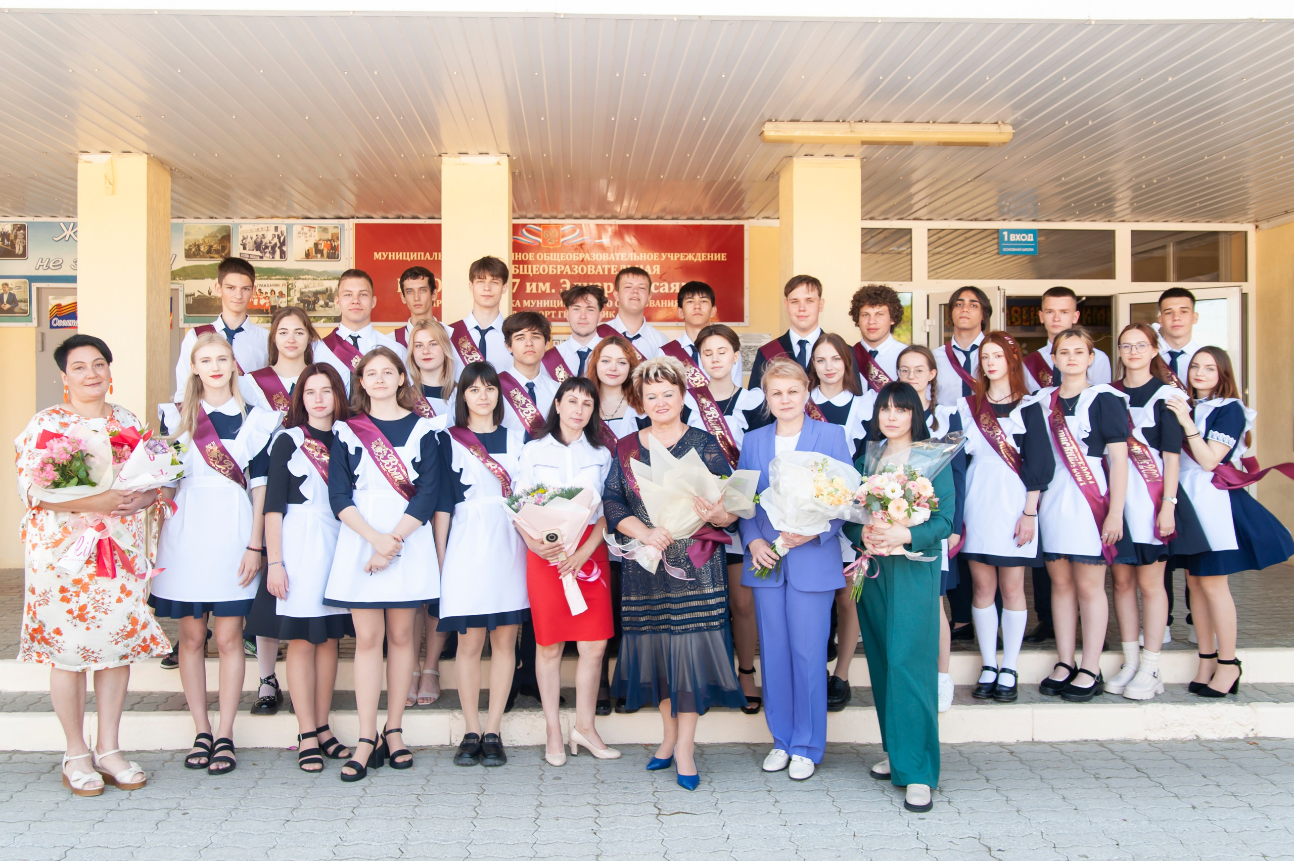 Последний Звонок МАОУ СОШ № 17 им. Эдуарда Есаяна — Архипо-Осиповка. Свадебный и семейный фотограф Денис Лукьянов в Краснодаре, Краснодарском крае и Республике Крым