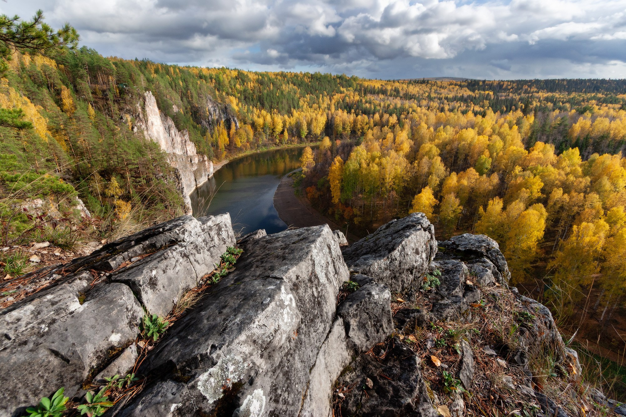 Вид с вершины скалы Камень Омутной на осенний лес