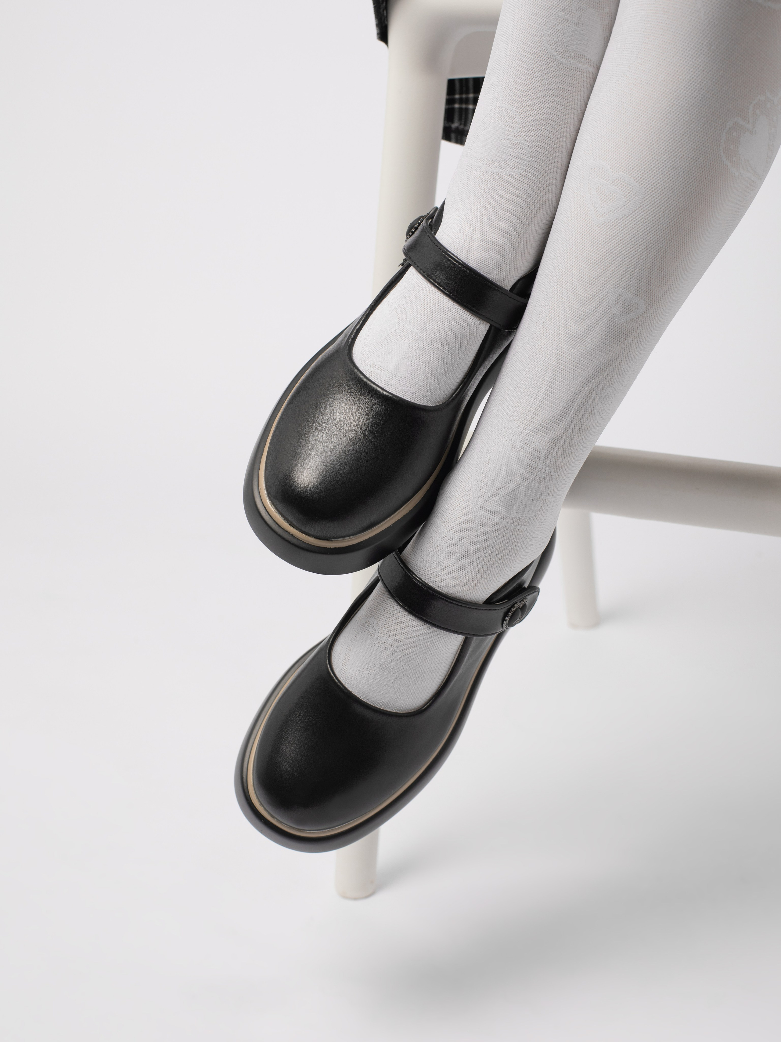 Школьные туфли. Фотостудия предметной и модельной съёмки для маркетплейсов