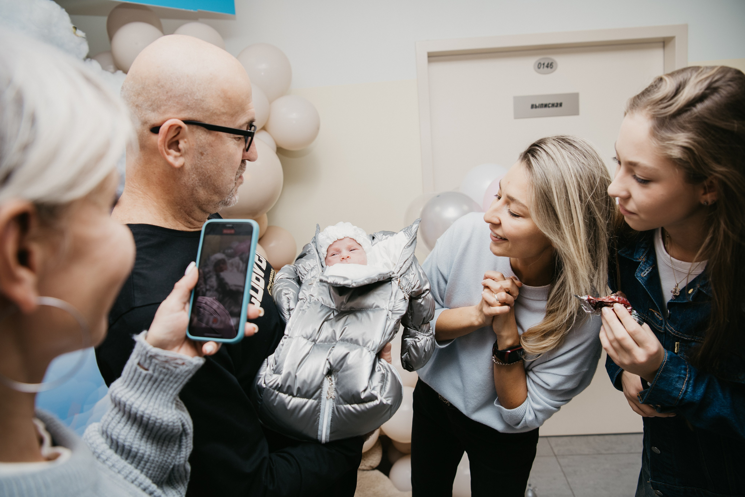 Выписка Сарочки. Мать и дитя на Севастопольском. Фотограф на выписку из роддома в Москве и МО