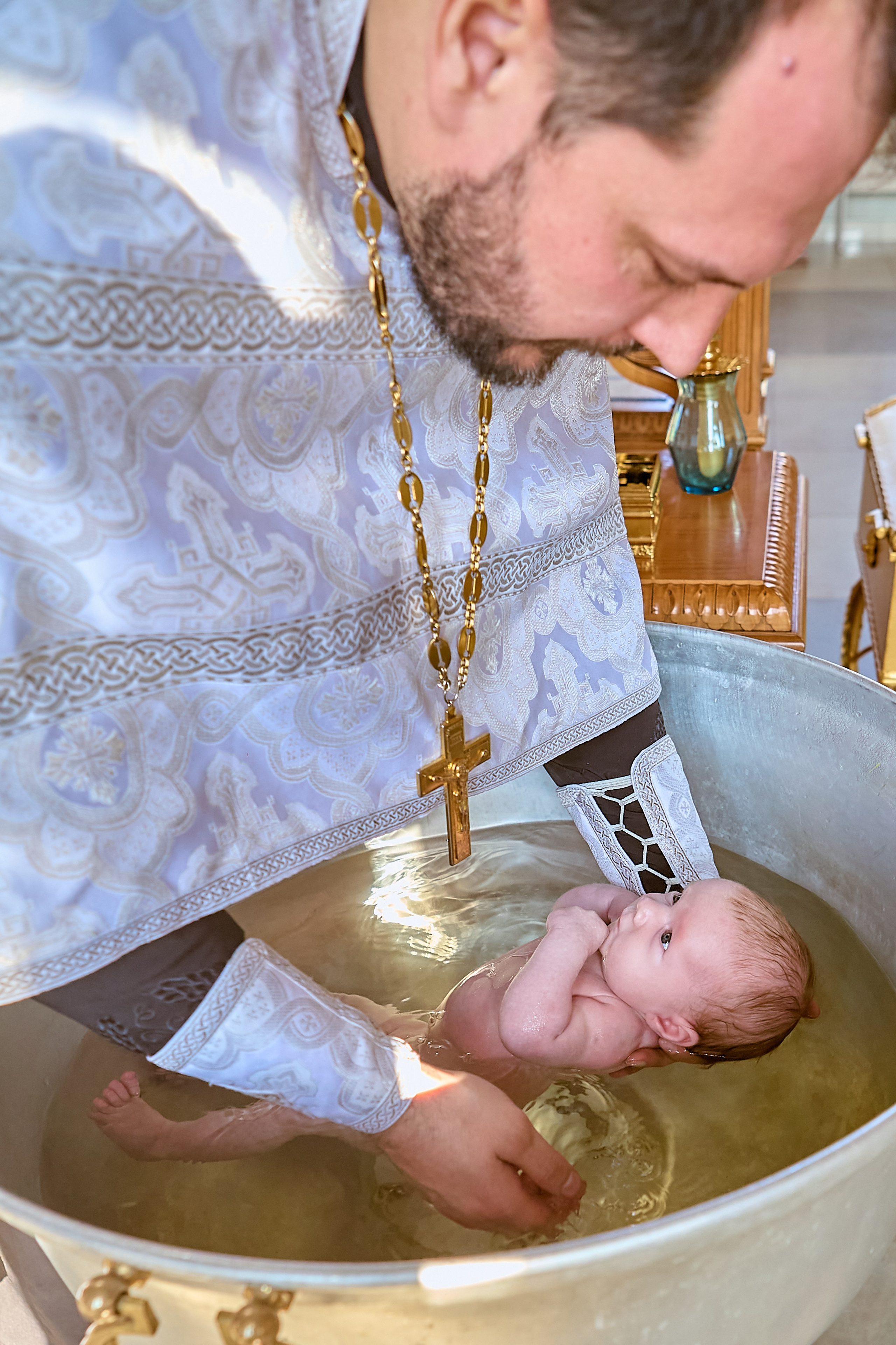 Младенец в купели в руках священника, Фотограф Николай Голованов Дзержинск, Крещение в храме