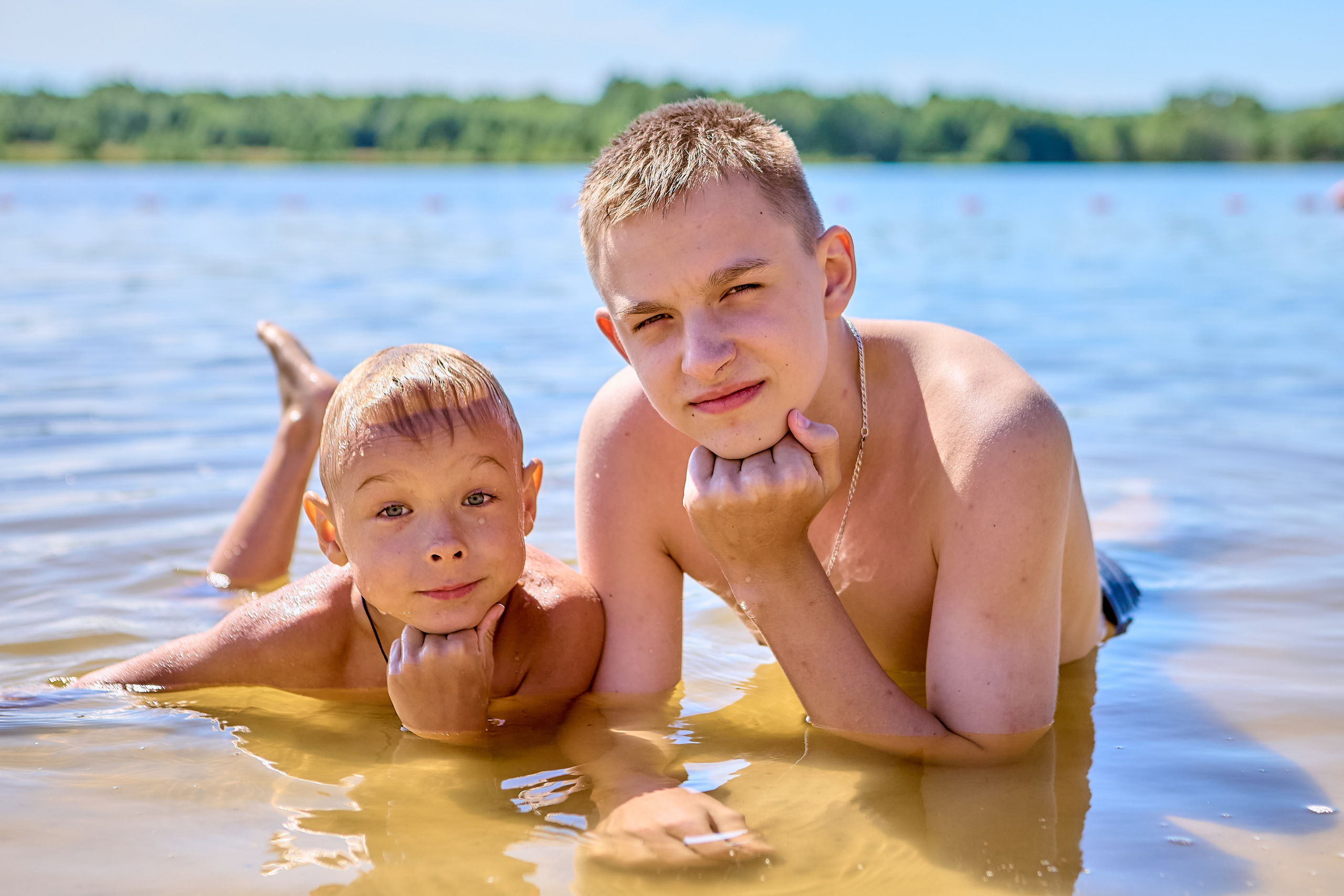 Семейная прогулка летом на озере