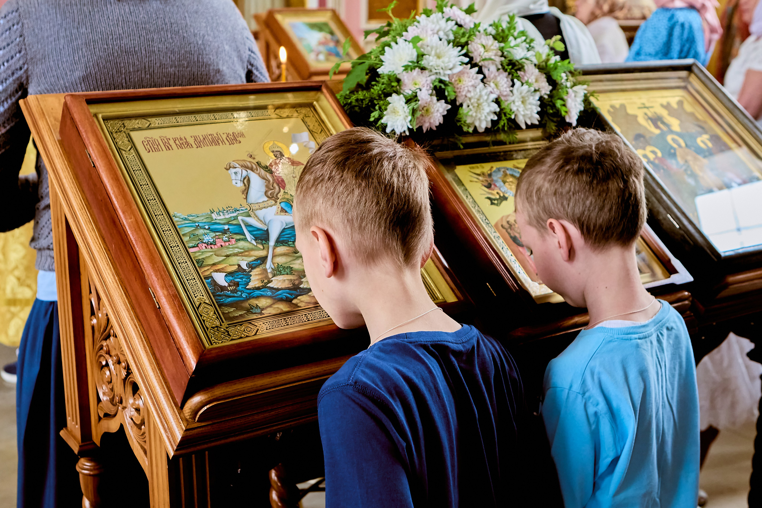 Молитвенное настроение детей в храме в Международный день защиты детей, фото православного фотографа Николая Голованова, г. Дзержинск.