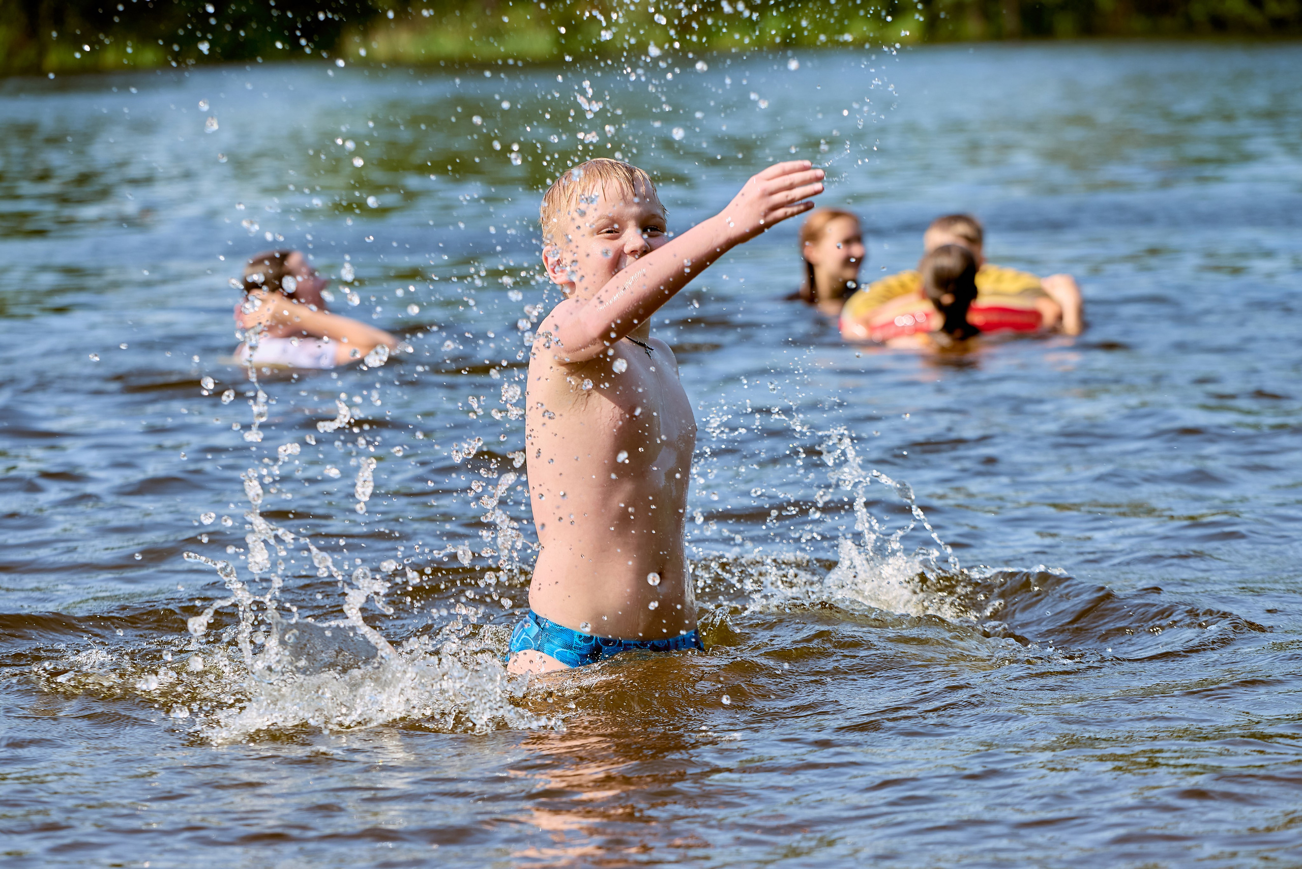 Портрет ребёнка у озера — праздник света и веселья, наполненный Божьей благодатью, кадр Николая Голованова, г. Дзержинск
