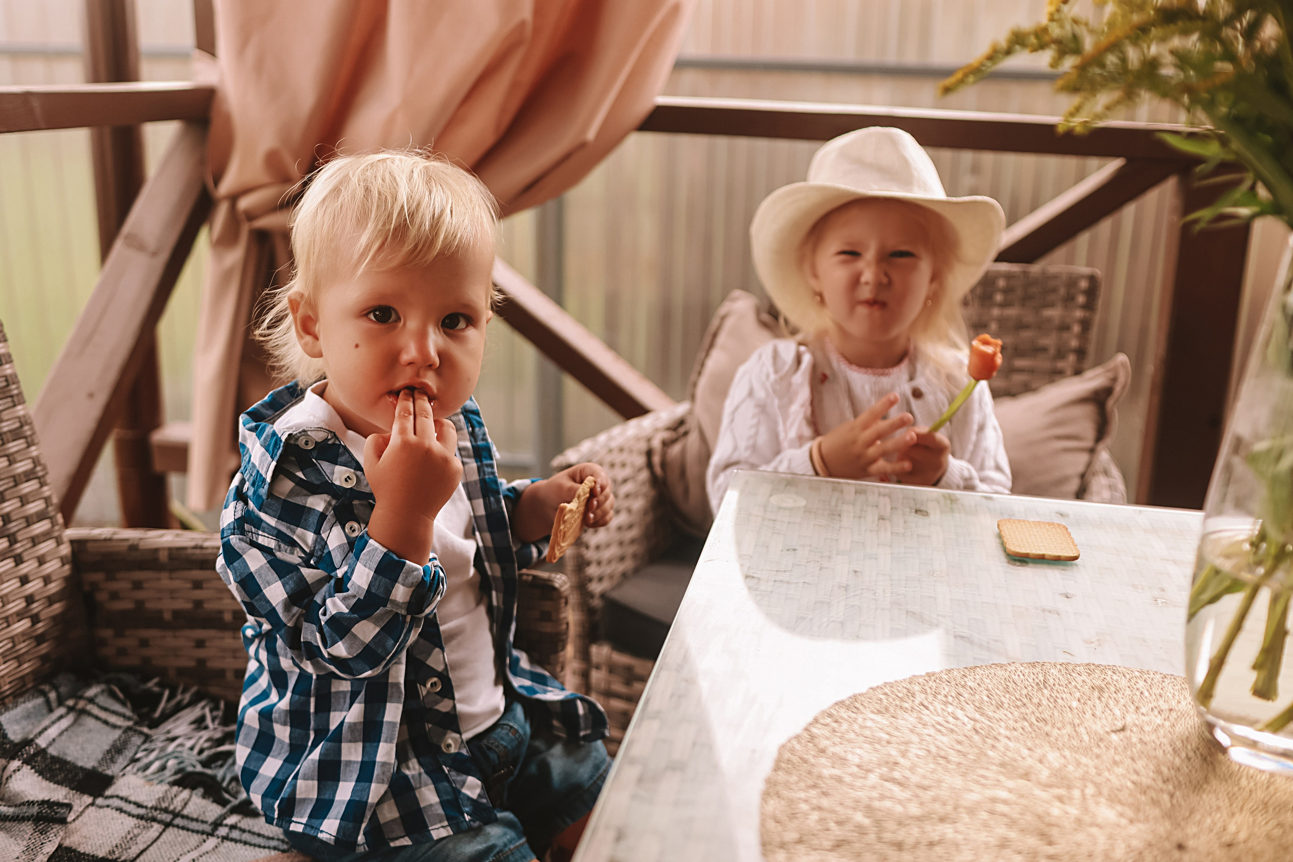 У дома. Семейный фотограф Тюмень, фотограф на роды Салмина Мария
