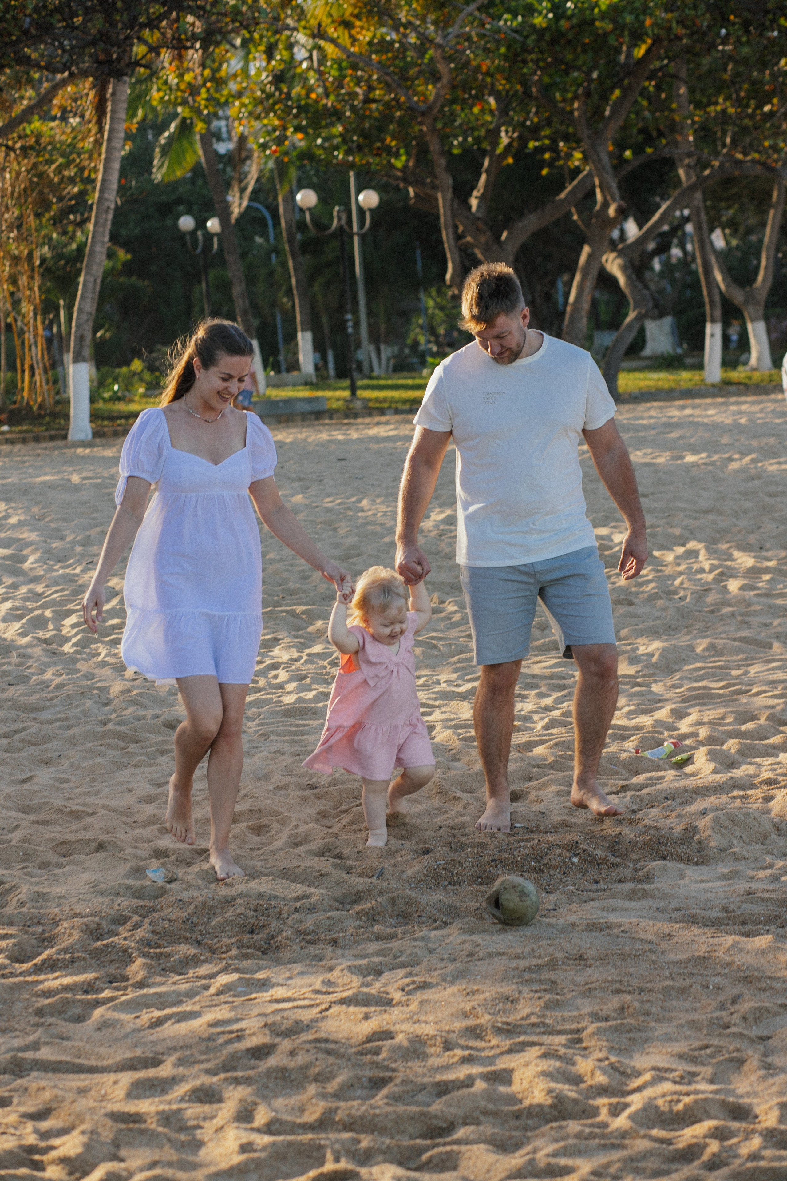 Вика и Влад с Соней на пляже. Главная