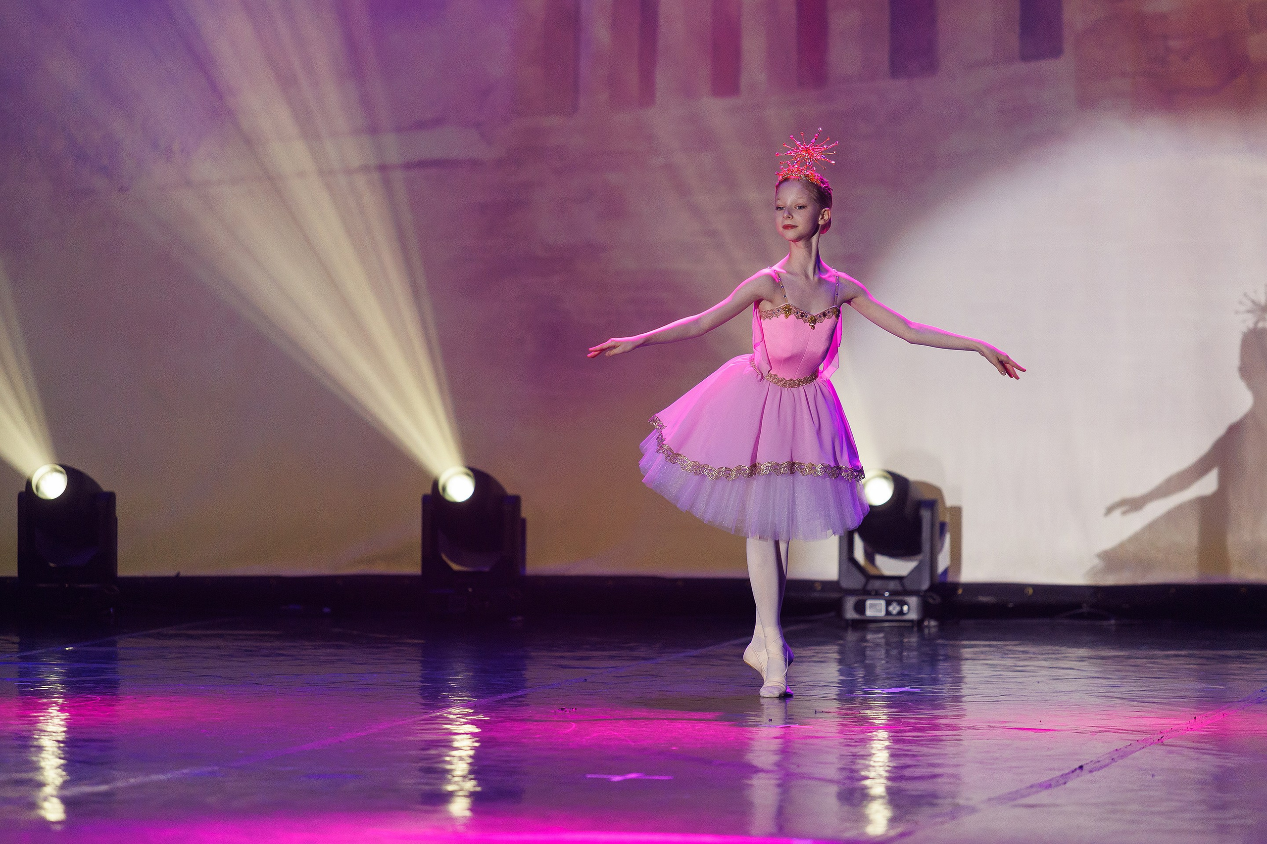 Репортажная фотосъемка отчетного концерта студии танцвев LilBallerine. Профессиональный фотограф в Новосибирске