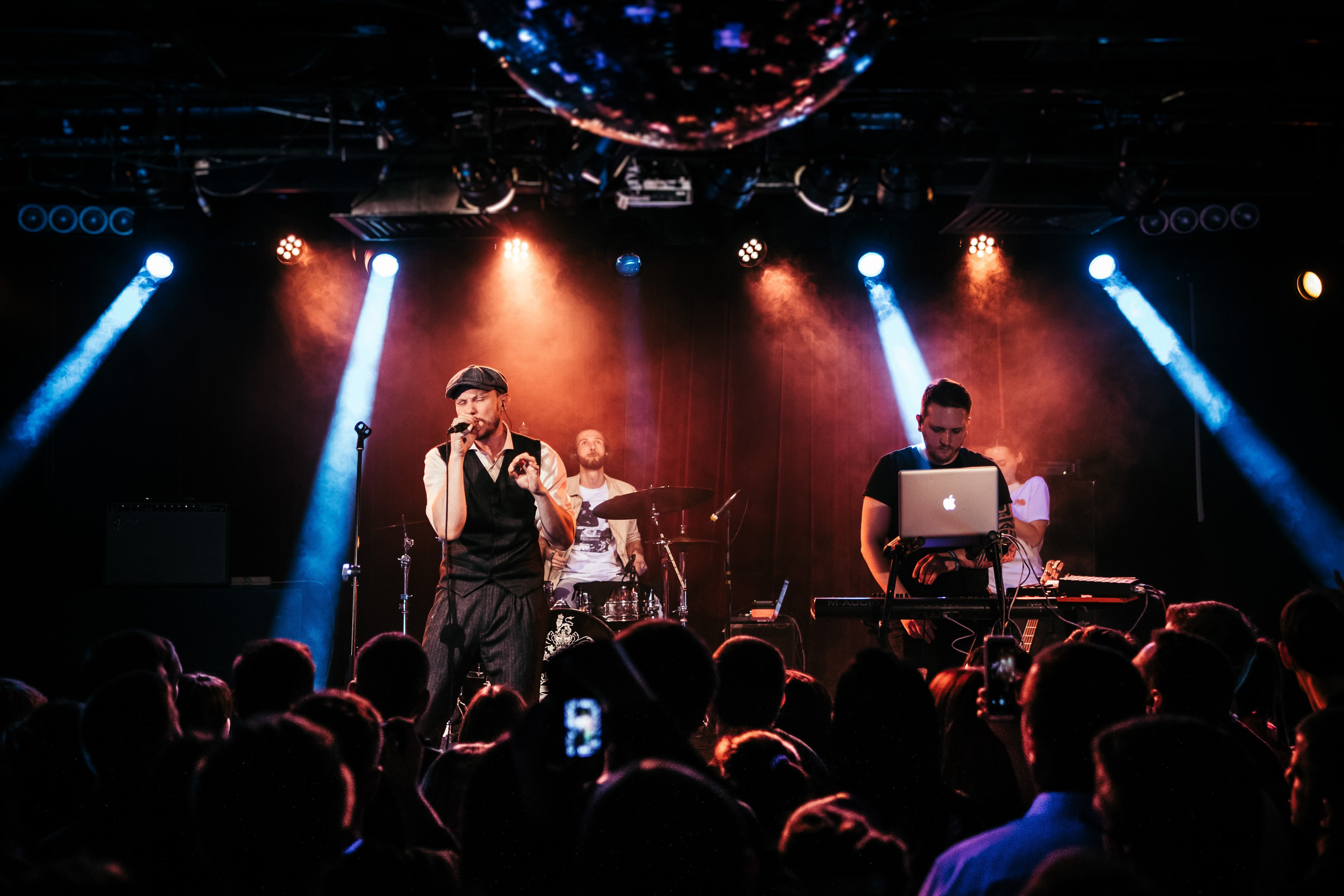 Нигатив в 16 тонн. Репортажный фотограф в Москве