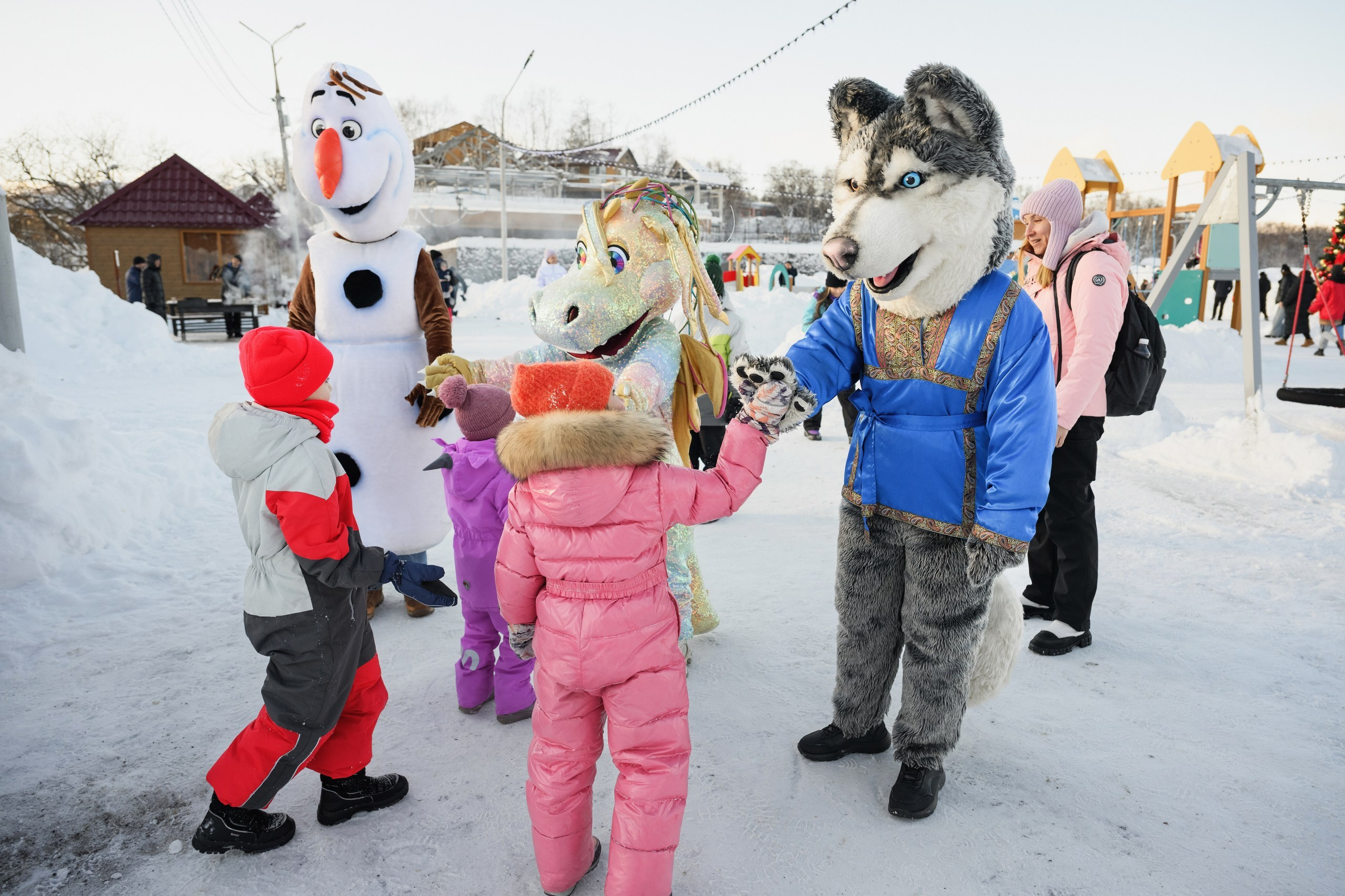 Фотосъемка новогоднего мероприятия на улице в Петропавловске-Камчатском, Запечатление новогоднего праздника на Камчатке, Профессиональная съемка уличных гуляний в Петропавловске-Камчатском, Новогодняя фотосъемка на фоне праздничного города.