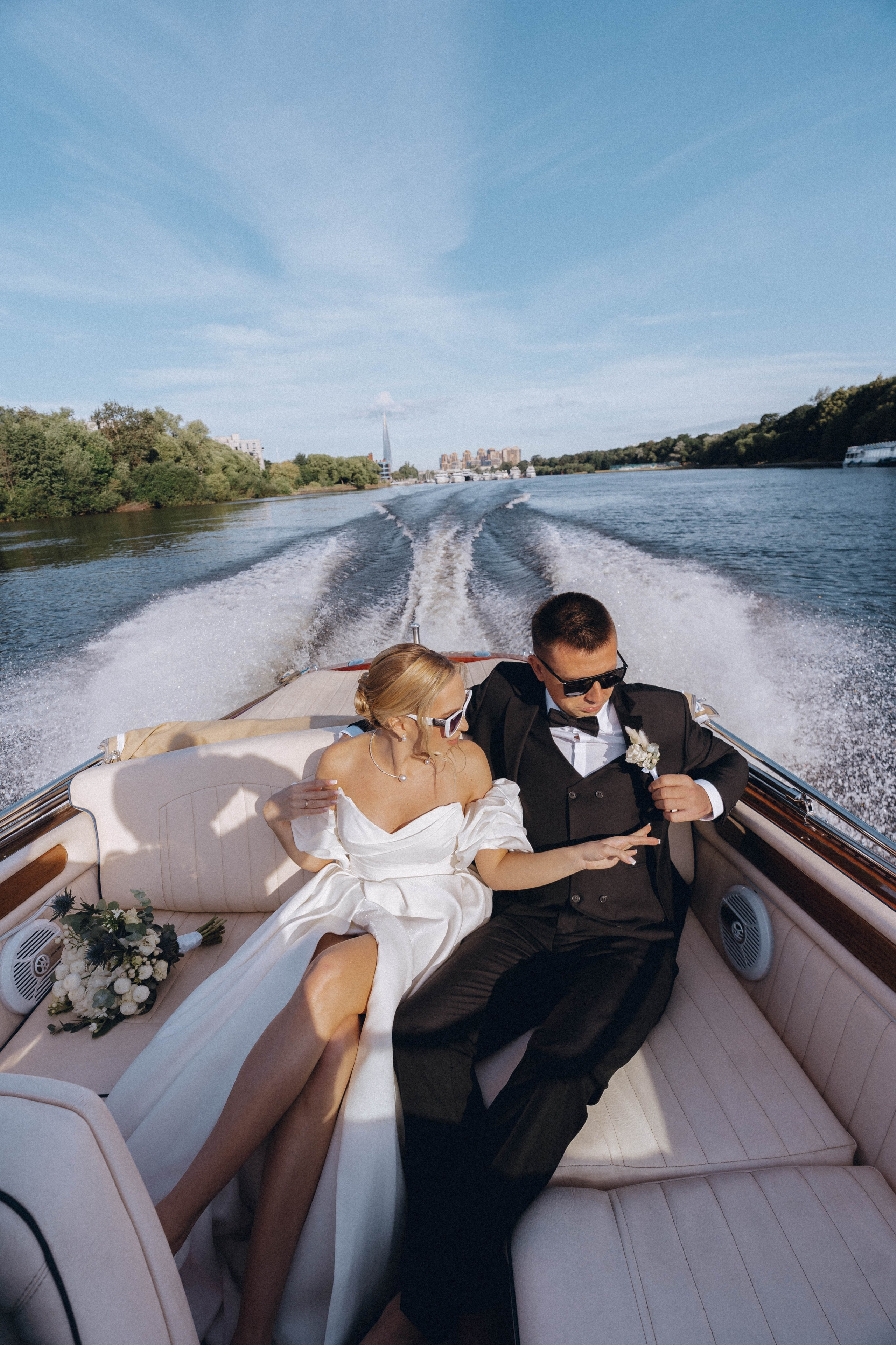 СВАДЕНБНАЯ СЬЕМКА НА КАТЕРЕ ПО КАНАЛАМ САНКТ-ПЕТЕРБУРГА И В АКВАТОРИИ НЕВЫ. Профессиональный фотограф, Санкт-Петербург — Виктория Богомолова