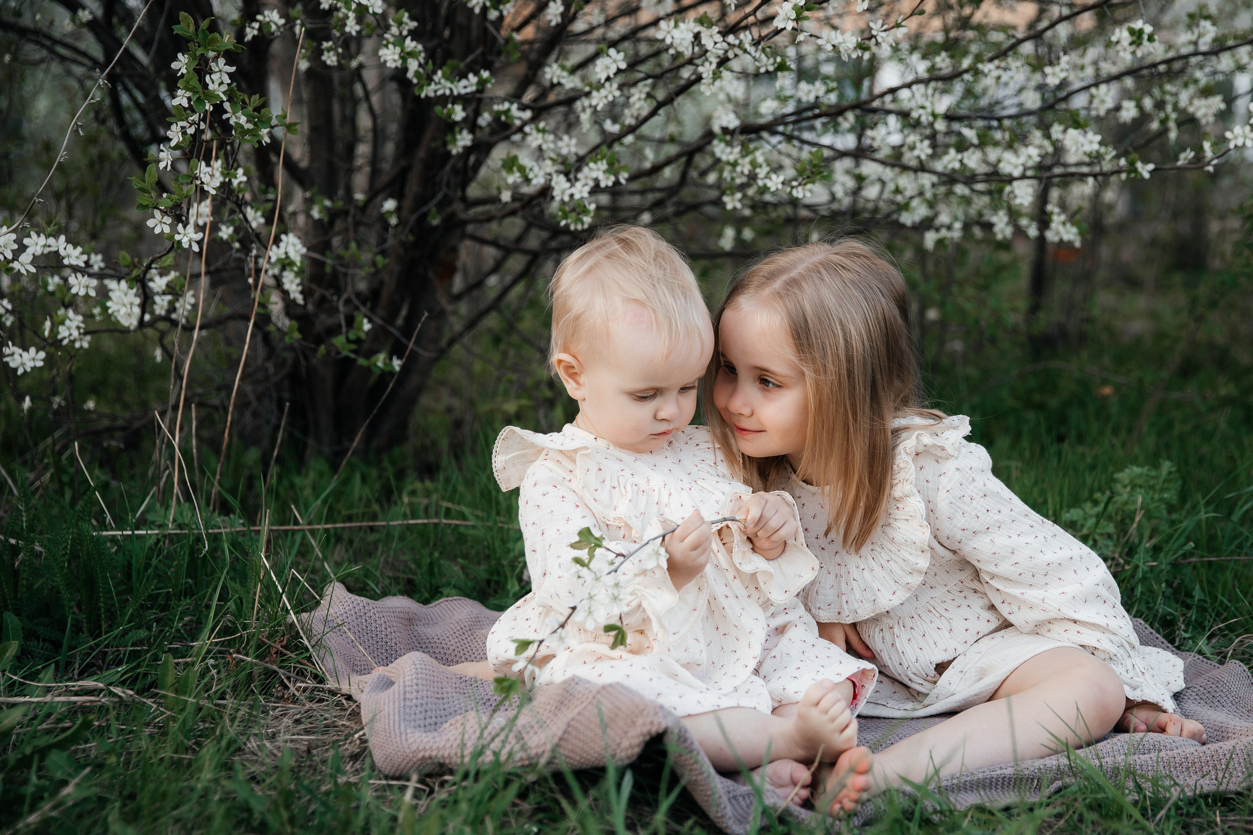 Катя и Маша в вишне. Семейный фотограф документалист в Пензе Лопатинская Татья