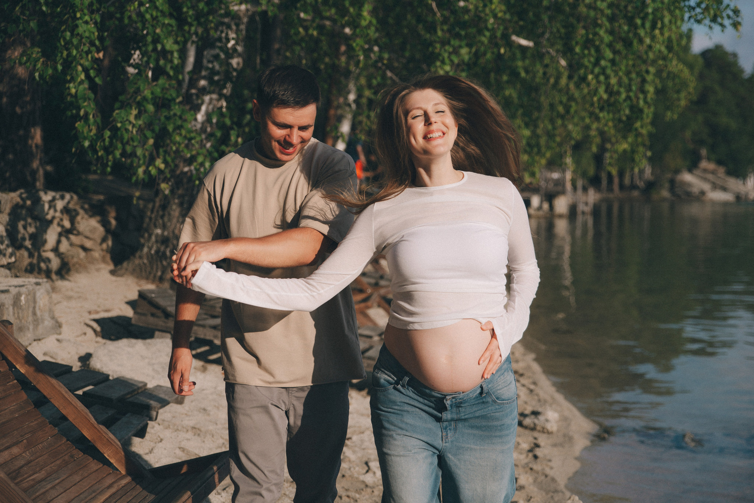 пара бежит по берегу