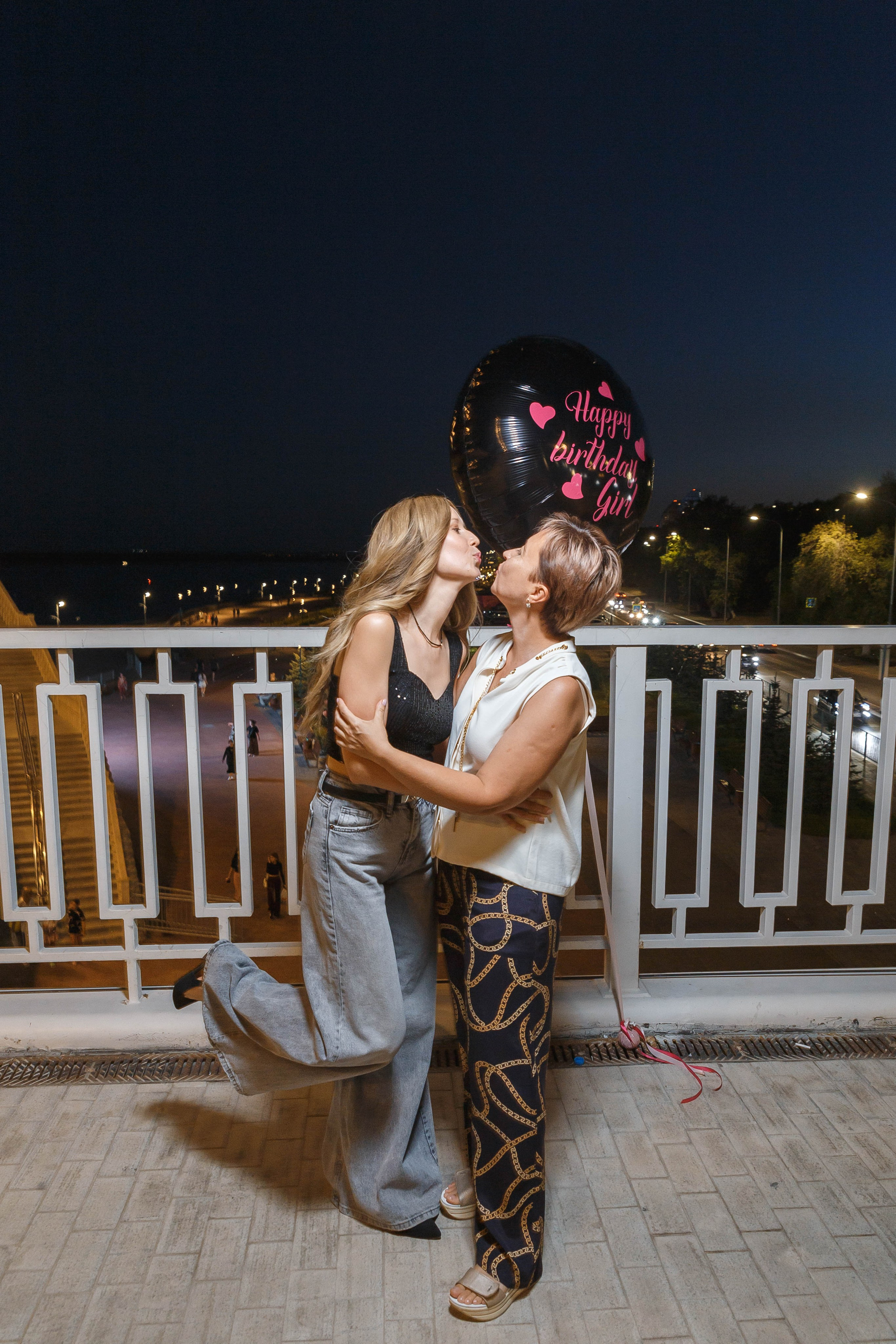 День рождения Оксаны: подруги, набережная, торт, шампанское. Событийный фотограф Максим Бескоровайновнов