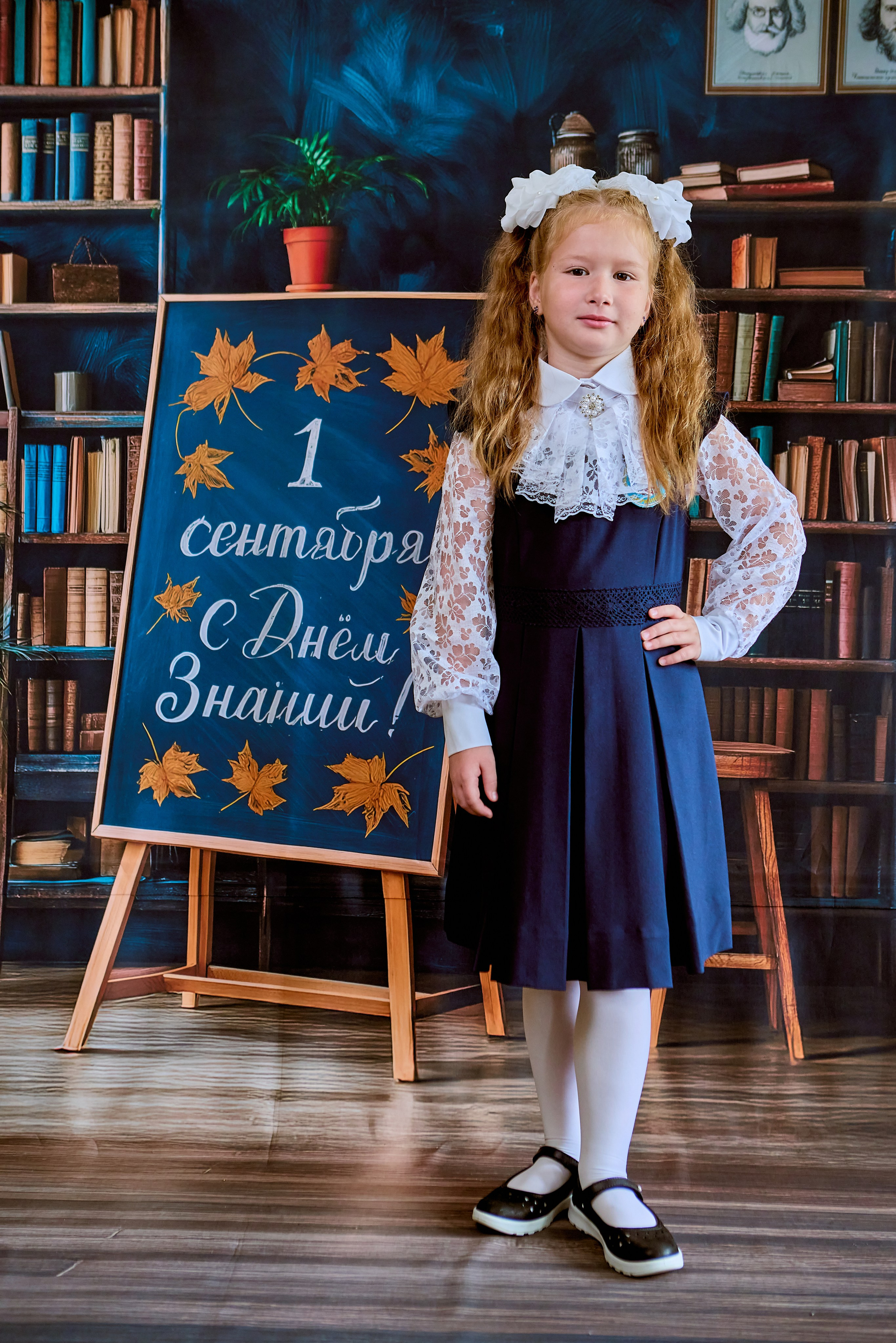 У доски в день знаний школьная детская фотосессия фотограф Николай Голованов православный портретный и детский фотограф Дзержинск
