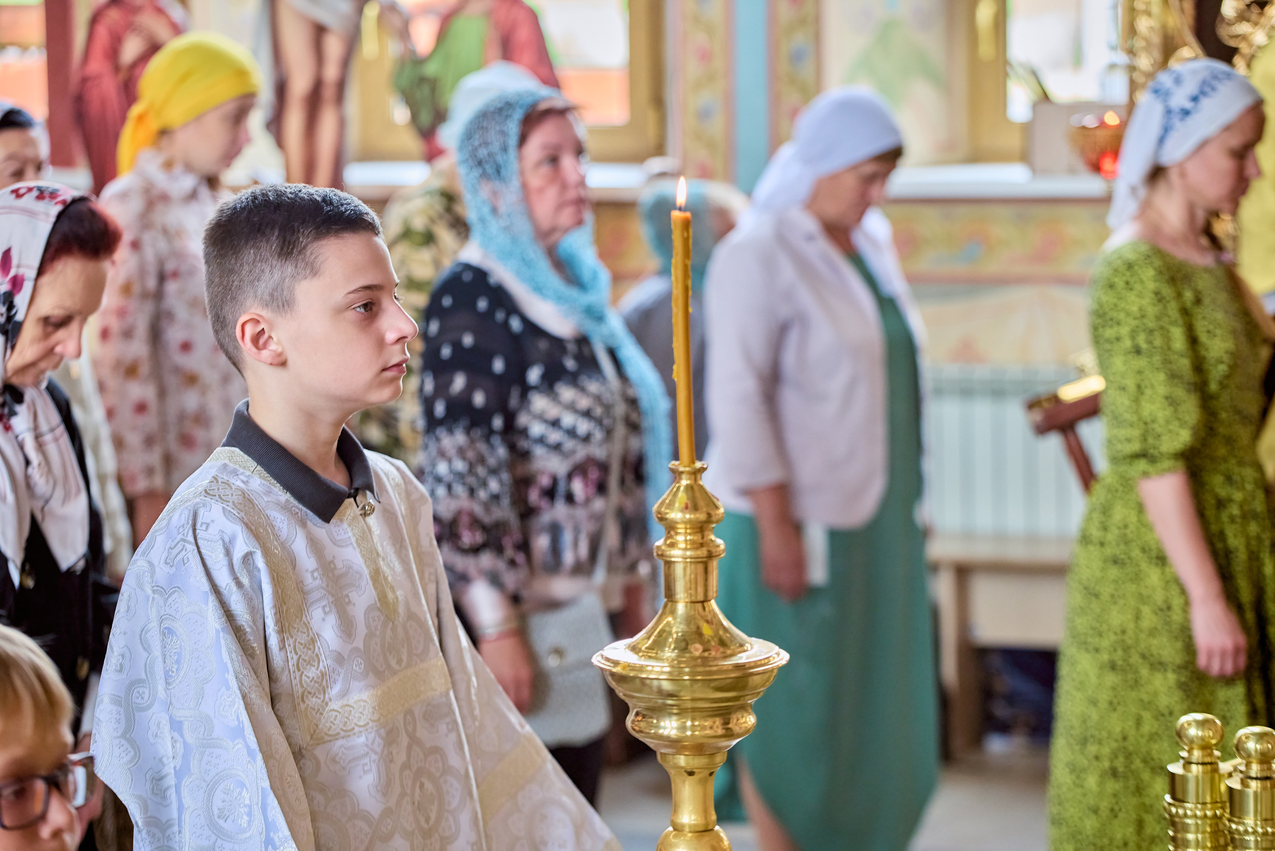 Радостные детские глаза на Божественной литургии в Международный день защиты детей, фото православного фотографа Николая Голованова, г. Дзержинск.