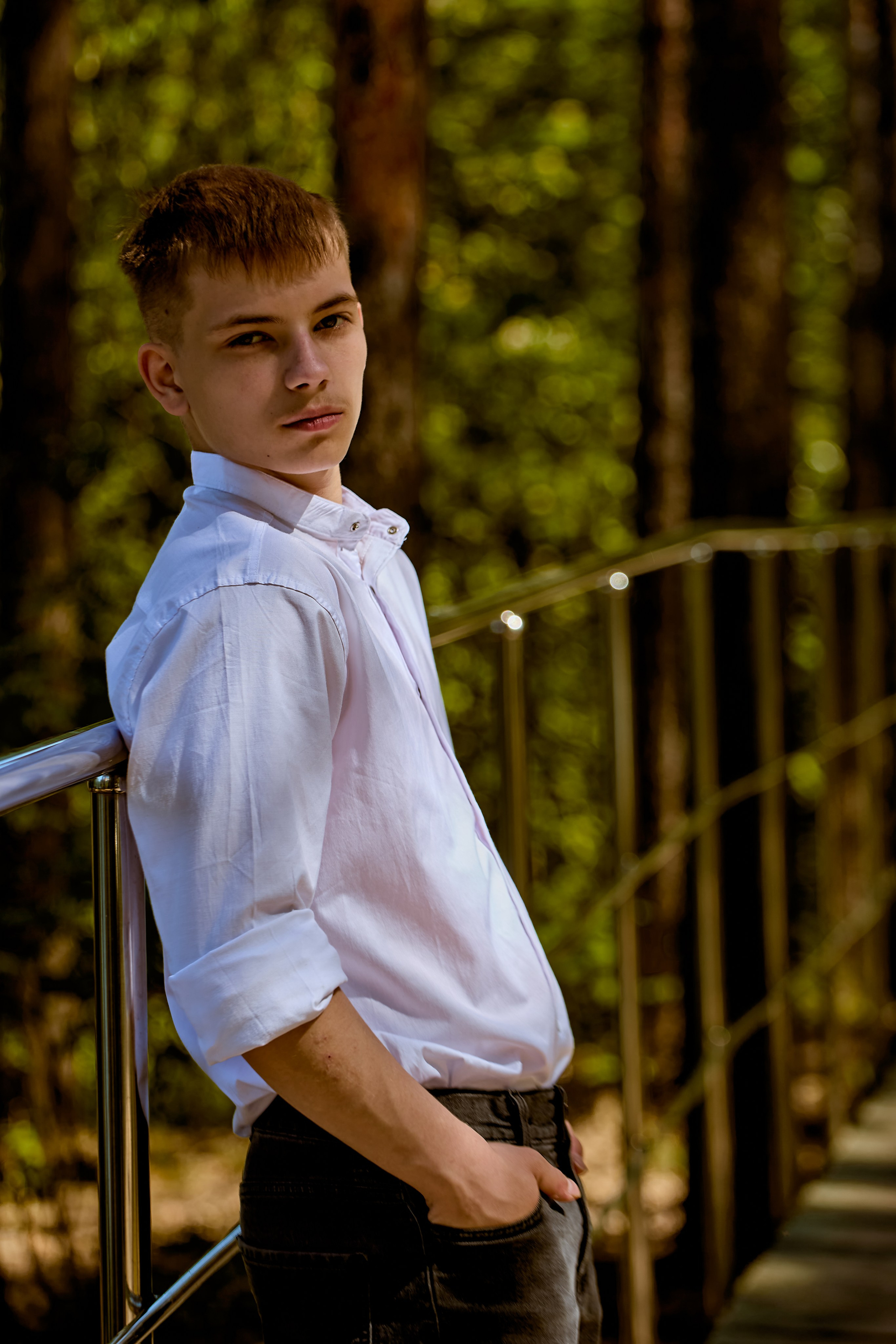 Девятиклассник в лучах мягкого солнечного света — символ юности и вдохновения, кадр Николая Голованова, г. Дзержинск.