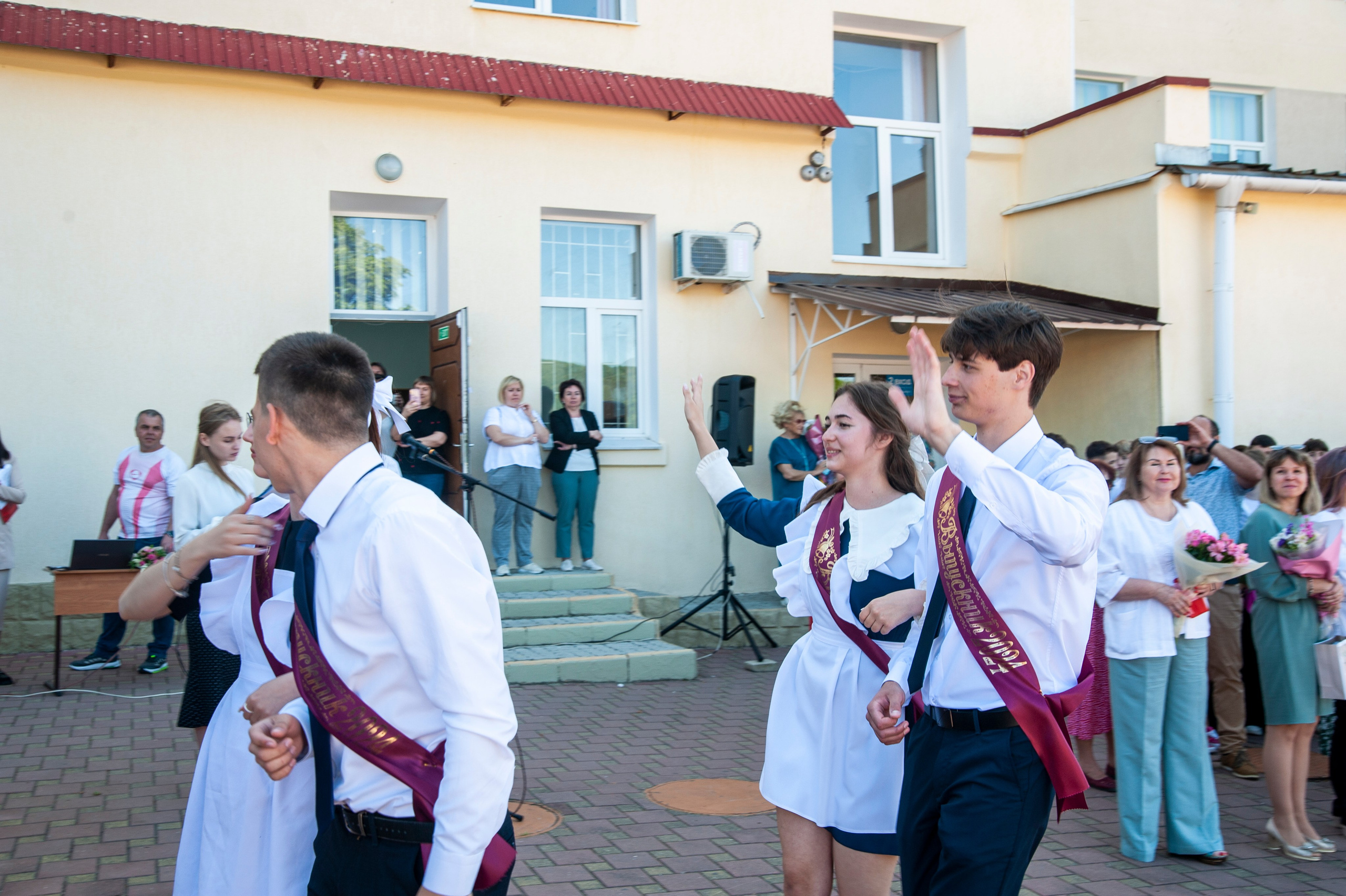 Последний Звонок МАОУ СОШ № 17 им. Эдуарда Есаяна — Архипо-Осиповка. Свадебный и семейный фотограф Денис Лукьянов в Краснодаре, Краснодарском крае и Республике Крым