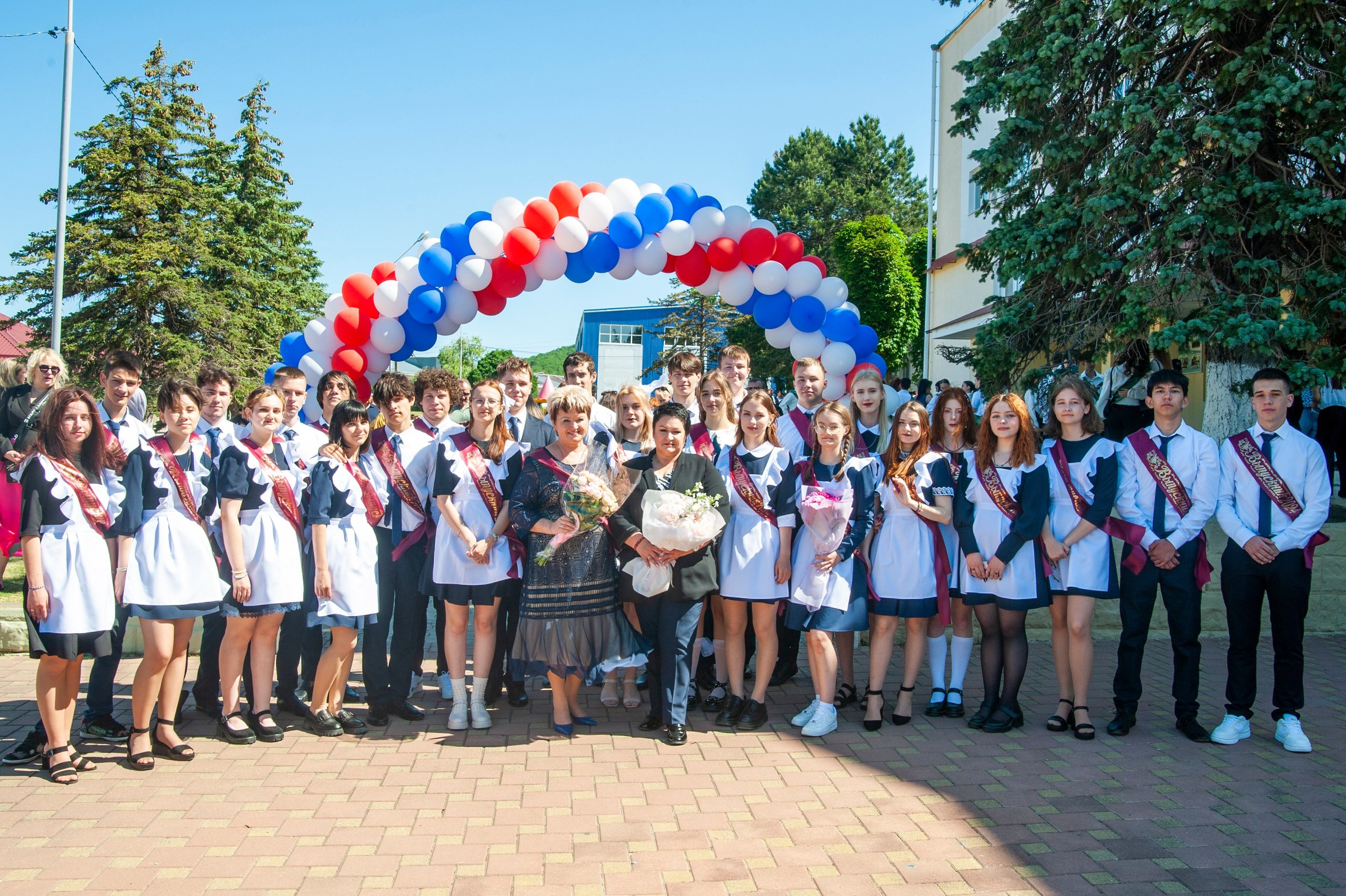 Последний Звонок МАОУ СОШ № 17 им. Эдуарда Есаяна — Архипо-Осиповка. Свадебный и семейный фотограф Денис Лукьянов в Краснодаре, Краснодарском крае и Республике Крым