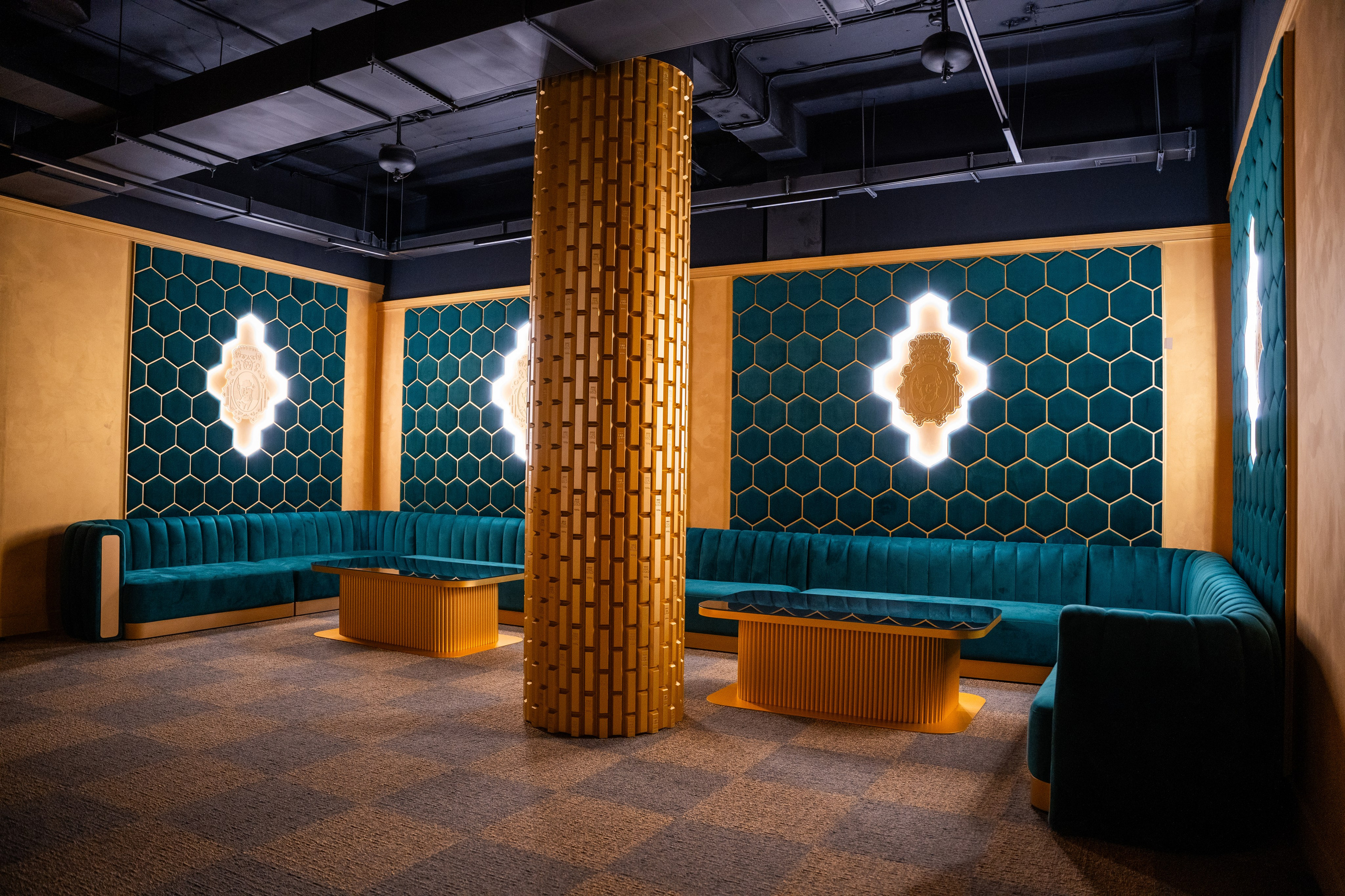 Фотосъемка интерьера стриптиз-клуба Hefner — элитный клуб Краснодара. Интерьерная фотосъемка клуба Hefner в Краснодаре — профессионально. Шедевры для Вас! Фотограф и Видеограф в Краснодаре Пахиев Руслан