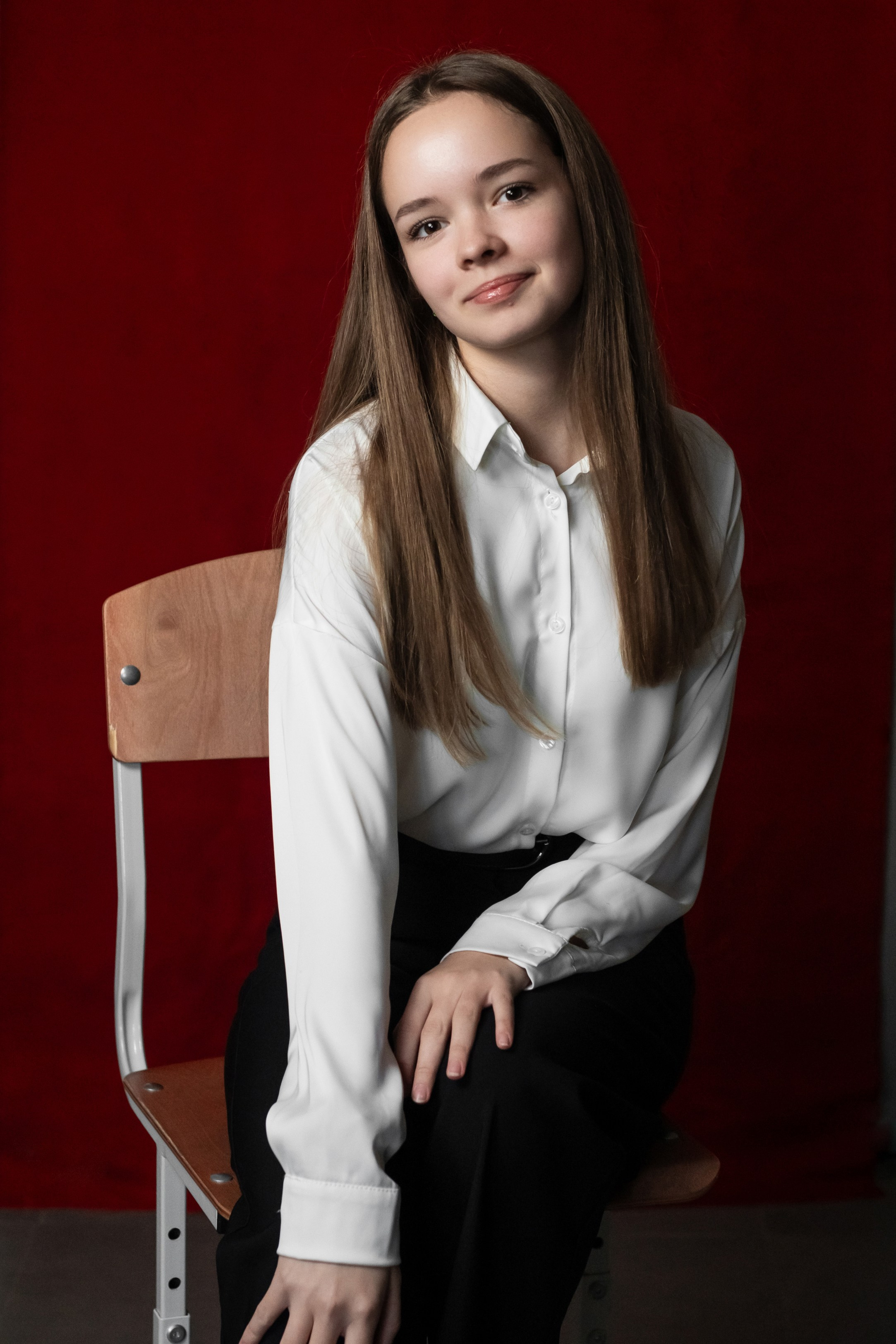 Портреты на красном фоне школа / студия. Ольга Плаксина фотограф в Саратове