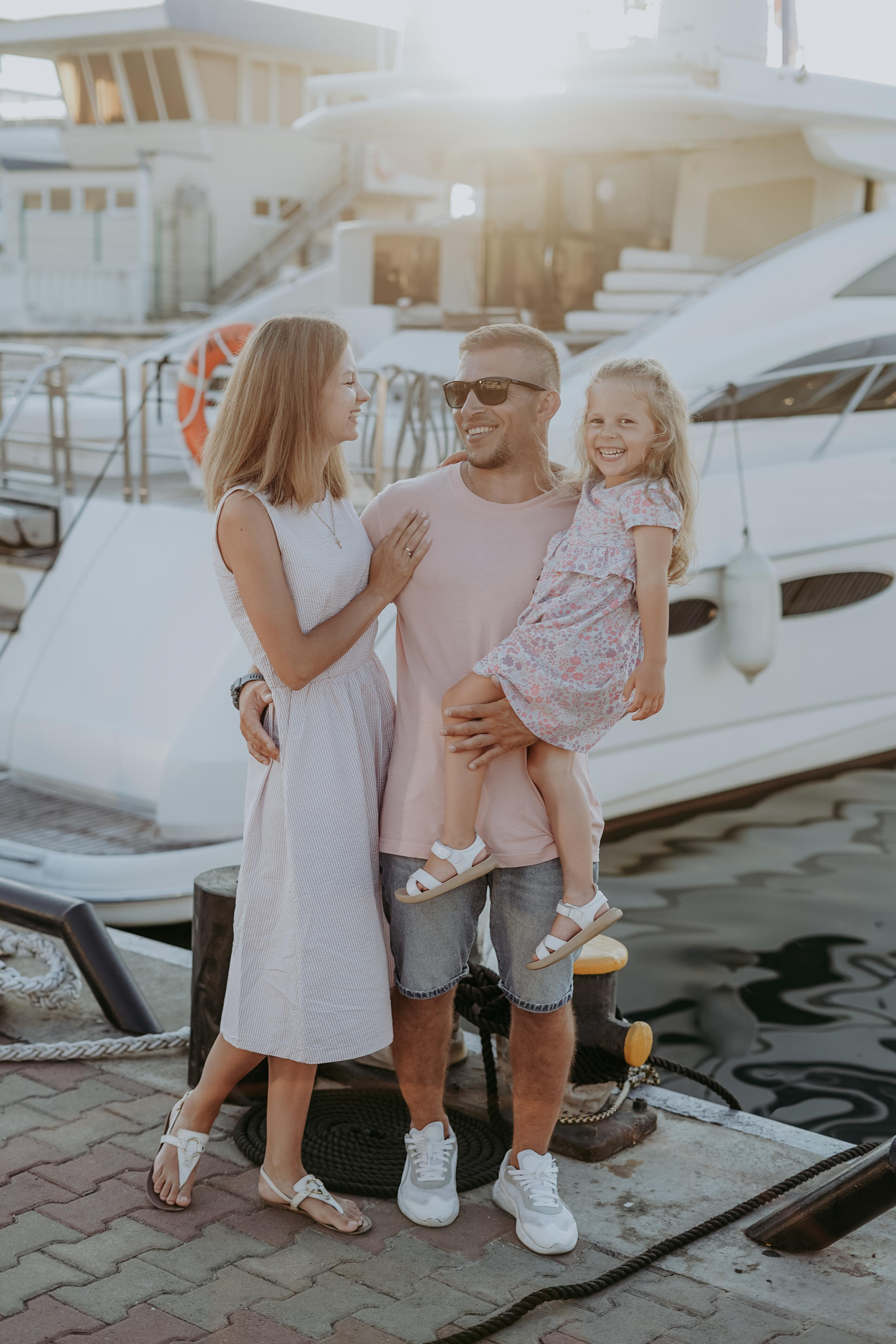 Анна, Денис и Настя в морском порту. Фотограф в Сочи и Абхазии | Фототуры | September Air