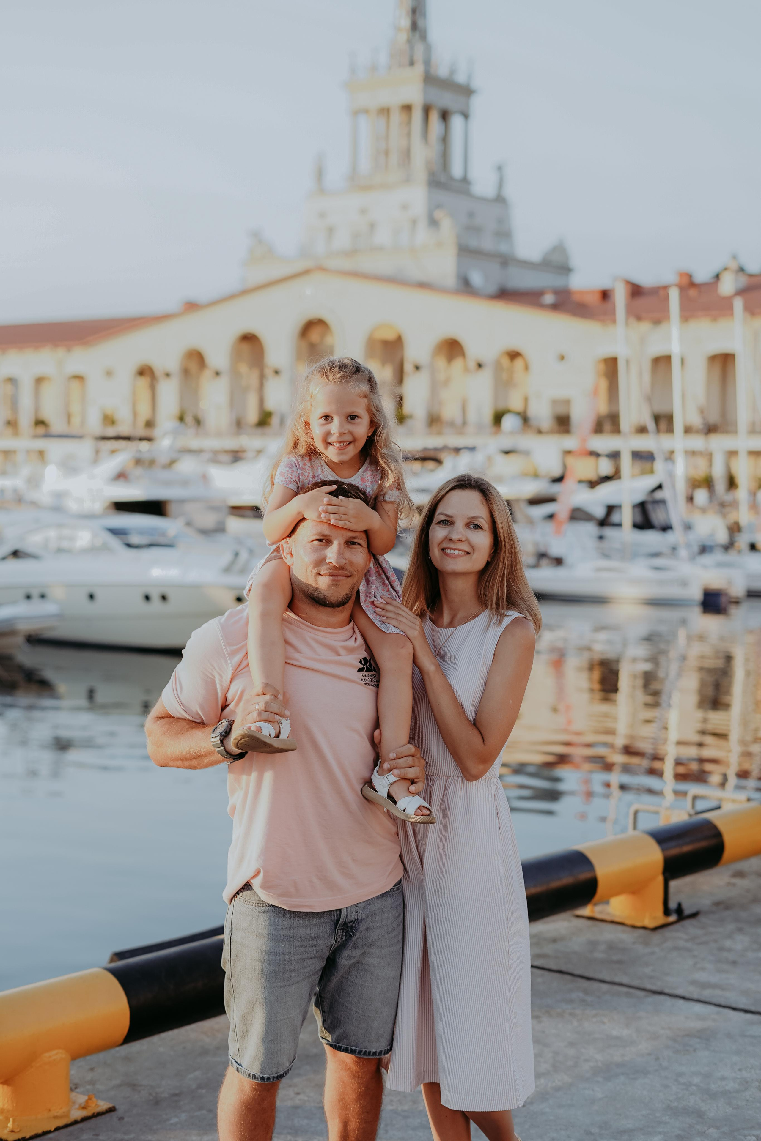 Анна, Денис и Настя в морском порту. Фотограф в Сочи и Абхазии | Фототуры | September Air