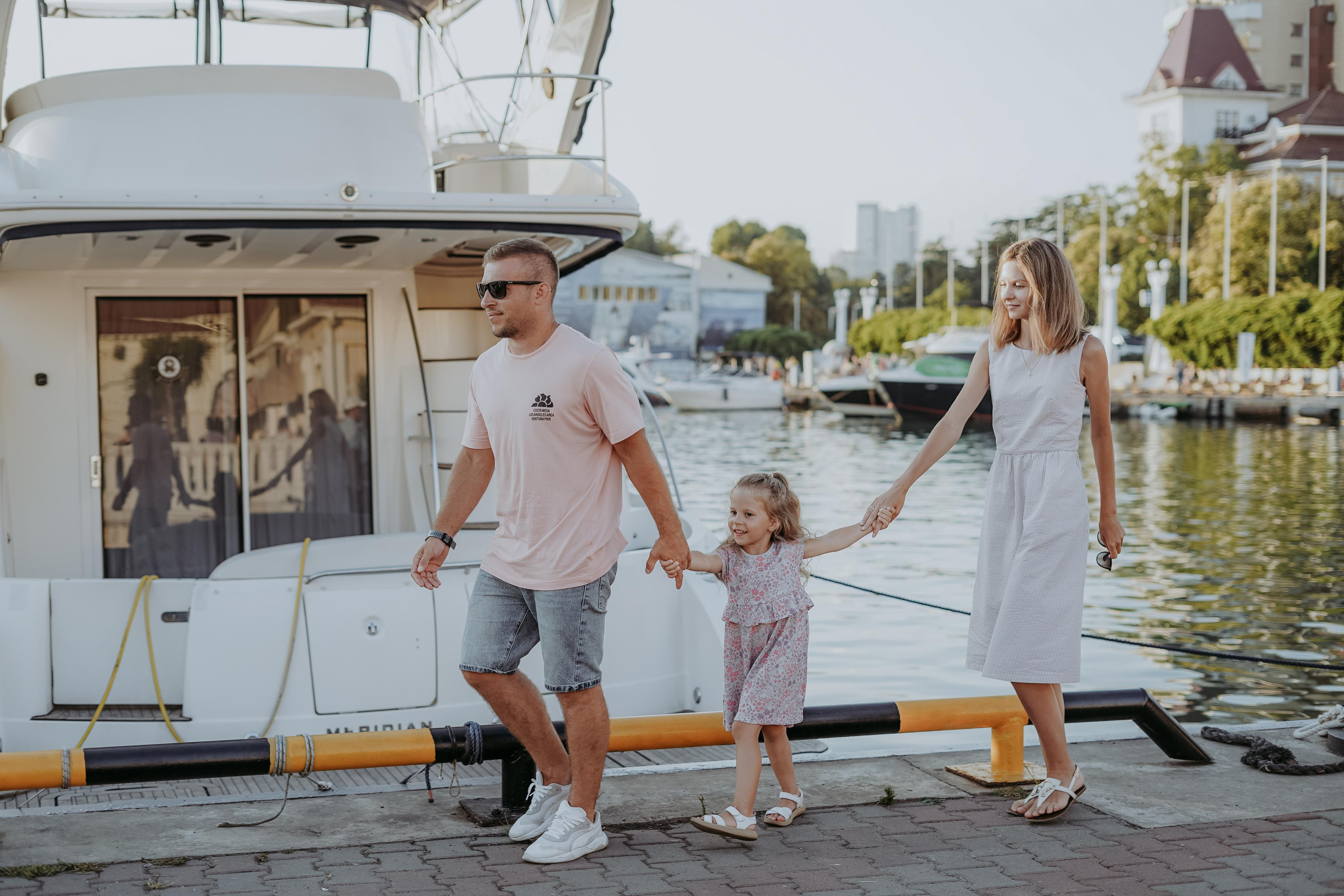 Анна, Денис и Настя в морском порту. Фотограф в Сочи и Абхазии | Фототуры | September Air