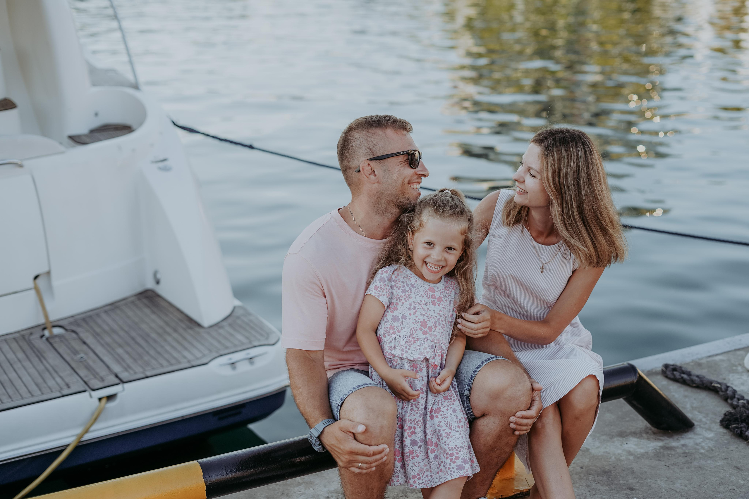 Анна, Денис и Настя в морском порту. Фотограф в Сочи и Абхазии | Фототуры | September Air