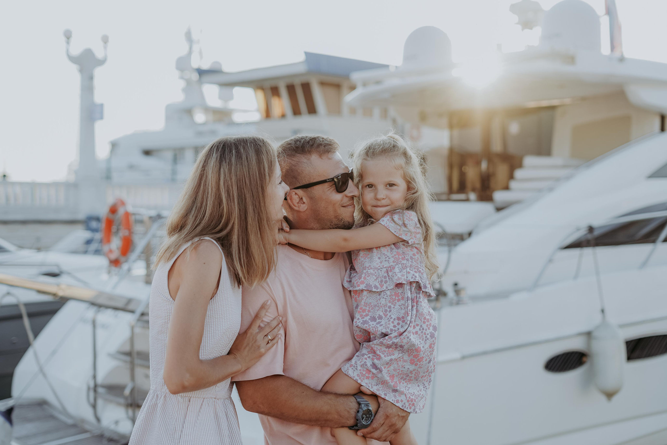 Анна, Денис и Настя в морском порту. Фотограф в Сочи и Абхазии | Фототуры | September Air