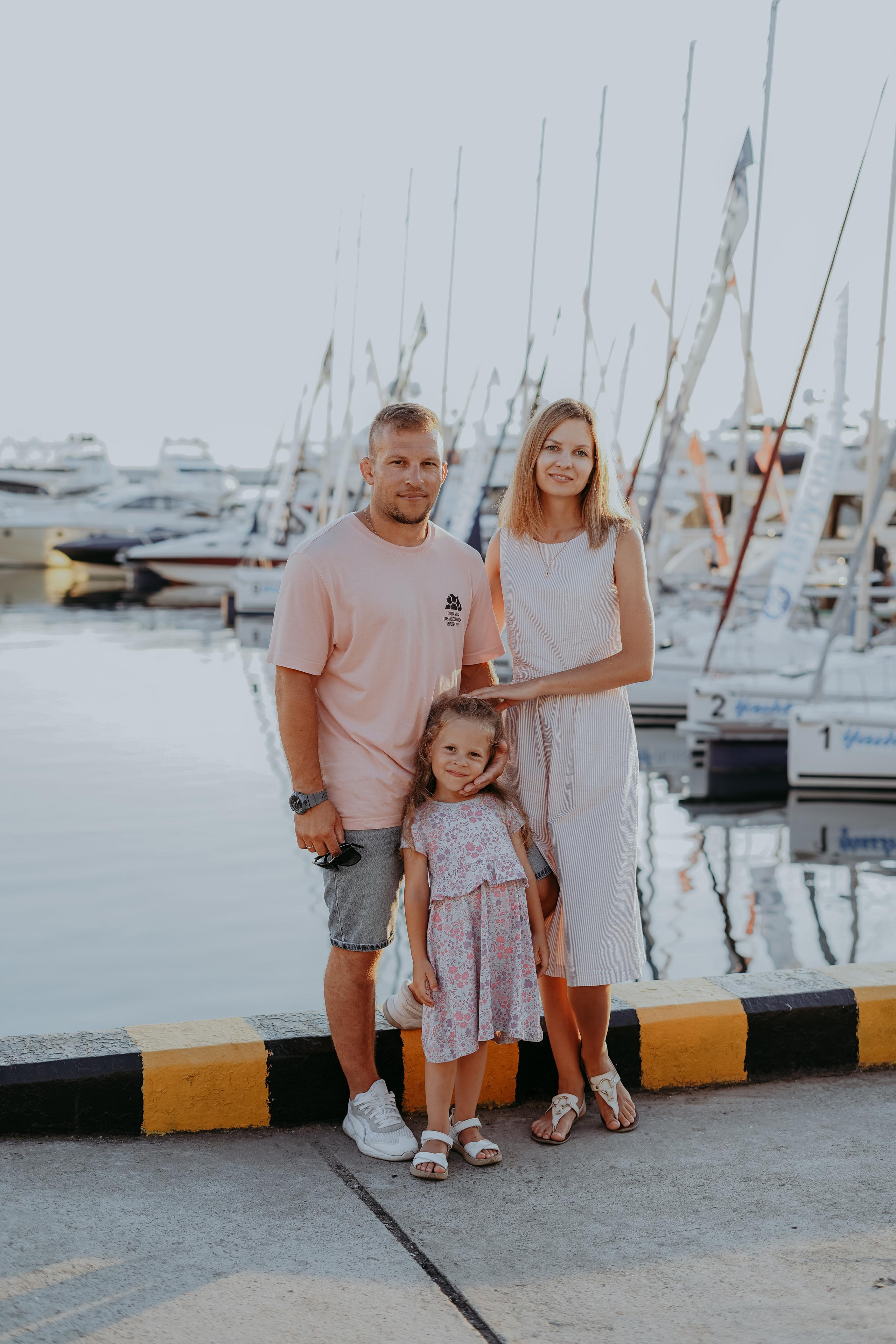 Анна, Денис и Настя в морском порту. Фотограф в Сочи и Абхазии | Фототуры | September Air